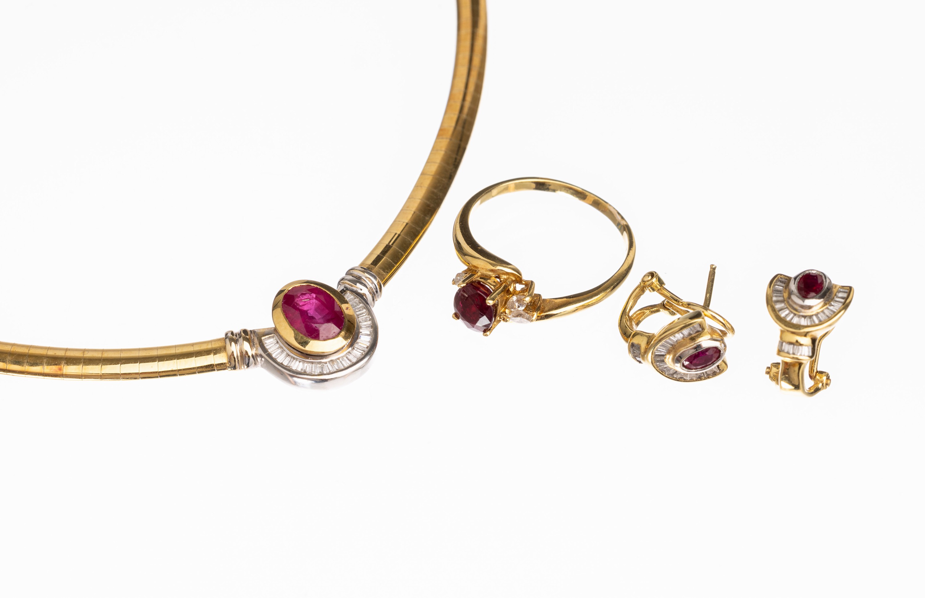 18 kt Gold Rubin-Diamant-Schmuckset, GG/WG 750/000, best. aus: Collier und Paar Ohrclipstecker, Ring urspr. nicht dazugehörend, 4 ovalfacett. ...