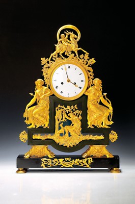Image 26780207 - Large pendule, directoire, around 1790, theme of hunting depictions, black marble base with decorated feet, gilded and burnished bronze, standing on masquerades, depiction of prey in the middle, above a clock, flanked by two Dianens, crowned by a riding putto on a deer, professionally restored in earlier times , partly surrounded by leaf branches, finely decorated bezel, large enamel dial, time typ. Hands, slightly larger pendulum movement with thread suspension of the pendulum, half-hour strike on bell, pendulum sec., height approx. 60 cm, condition of movement/housing 2, representative