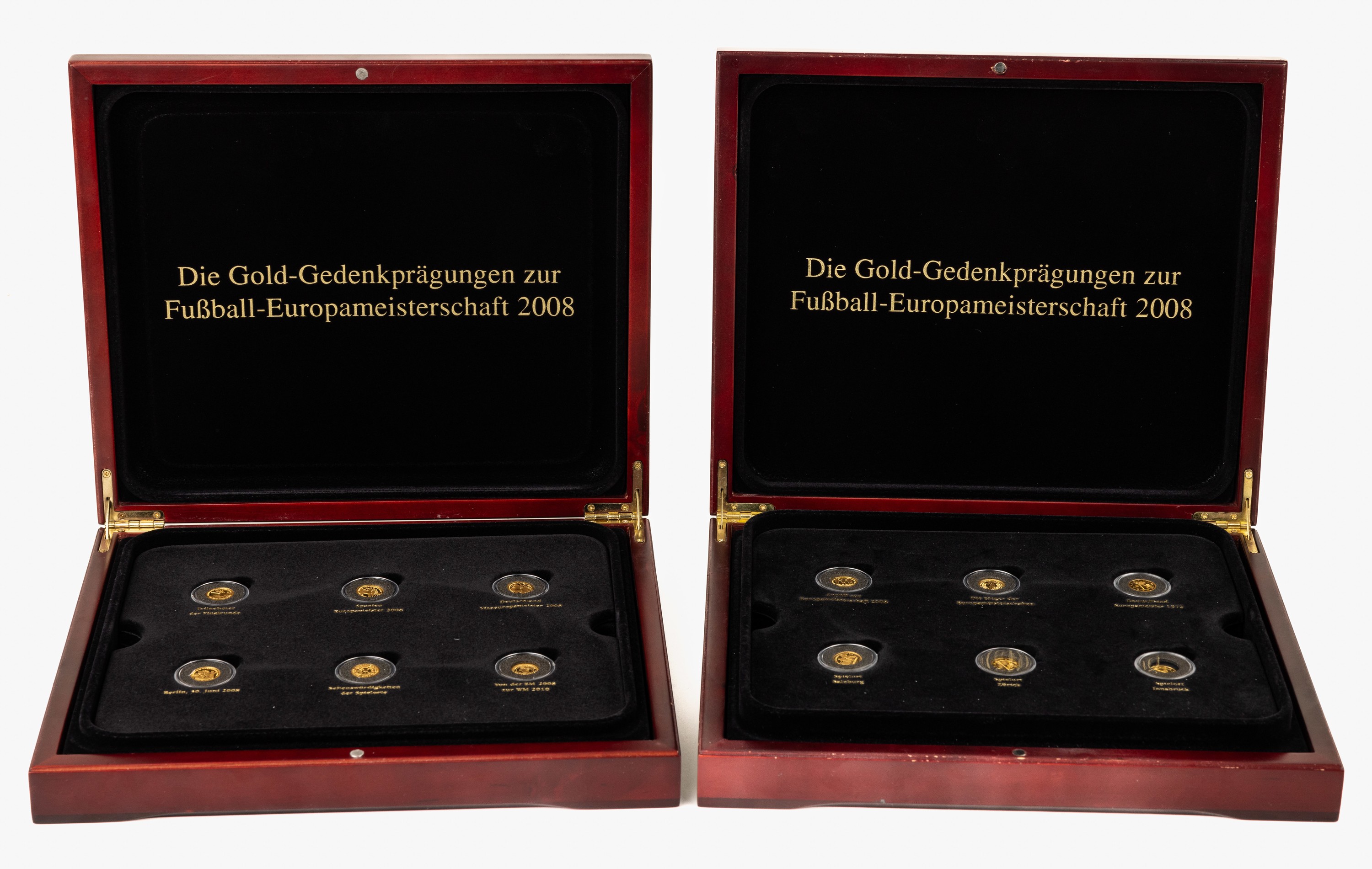 "Die Gold-Gedenkprägungen zur Fußball-Europa Meisterschaft 2008", in 2 Holzschatullen, 24 Goldmedaillen, GG 999/000, jede Medaille ca. ...