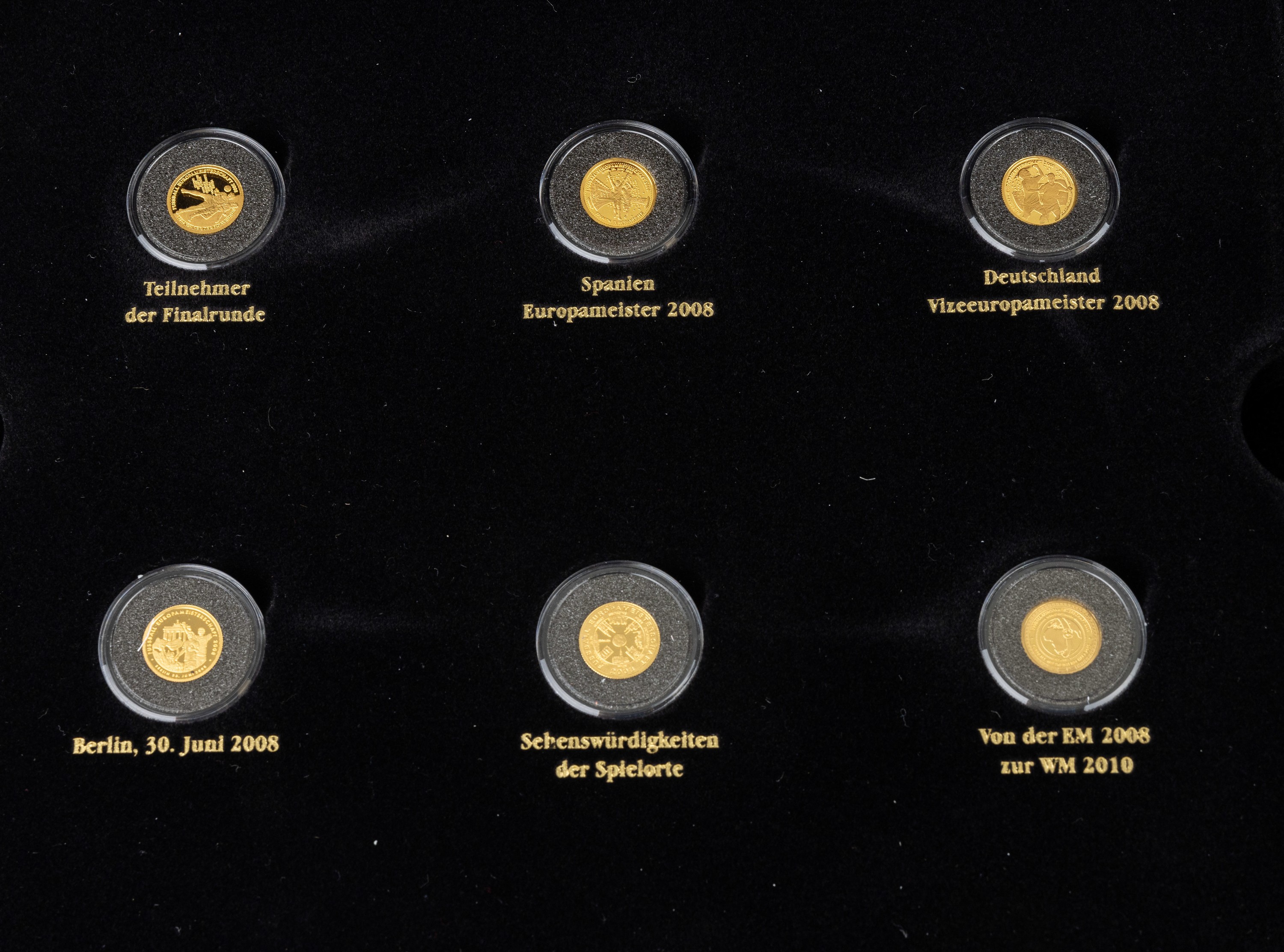 Detail b: "Die Gold-Gedenkprägungen zur Fußball-Europa Meisterschaft 2008", in 2 Holzschatullen, 24 Goldmedaillen, GG 999/000, jede Medaille ca. ...