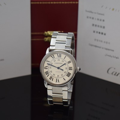 Image CARTIER Ronde Solo wristwatch in steel, sold according to papers October 2017, self winding, original bracelet with butterfly buckle, back with 8 screws, jeweled crown, silvered dial with big Roman numerals, blued steel hands, diameter approx. 36 mm, length approx. 20 cm, original box and papers, condition 2