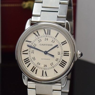 26780332a - CARTIER Ronde Solo wristwatch in steel, sold according to papers October 2017, self winding, original bracelet with butterfly buckle, back with 8 screws, jeweled crown, silvered dial with big Roman numerals, blued steel hands, diameter approx. 36 mm, length approx. 20 cm, original box and papers, condition 2