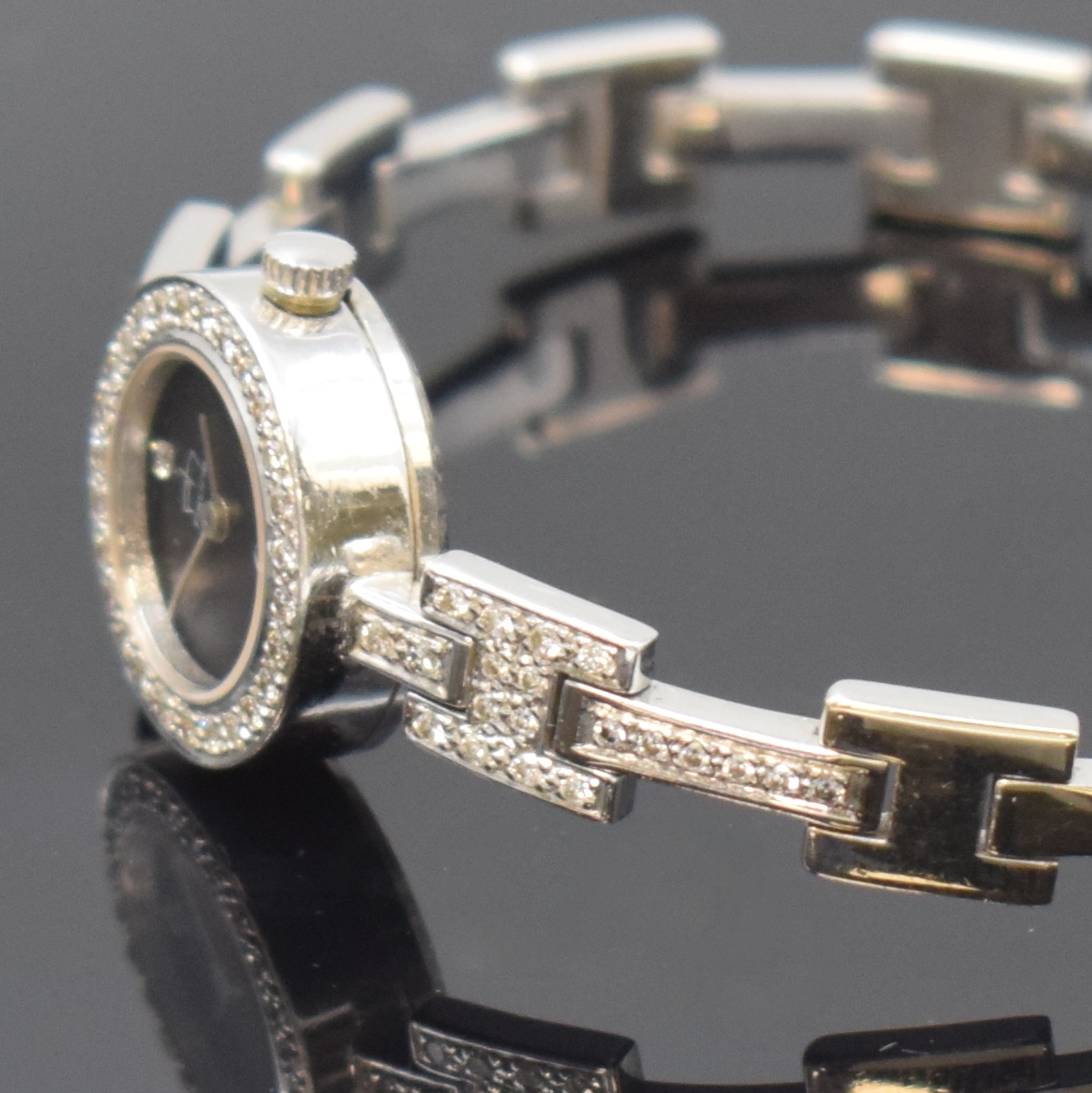 Detail b: PH Flatline Damenarmbanduhr in WG 585/000, Deutschland um 1980, quarz, Boden aufgedr. Lünette wie Bandanst. aufw. m. Diamanten bes., schwarzes ...