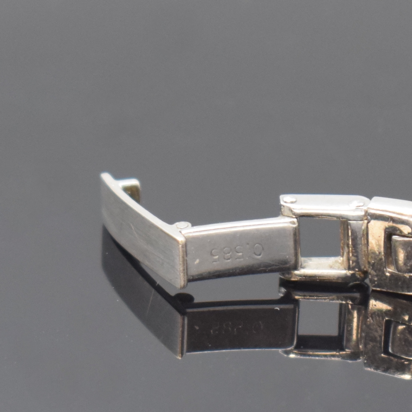 Detail d: PH Flatline Damenarmbanduhr in WG 585/000, Deutschland um 1980, quarz, Boden aufgedr. Lünette wie Bandanst. aufw. m. Diamanten bes., schwarzes ...