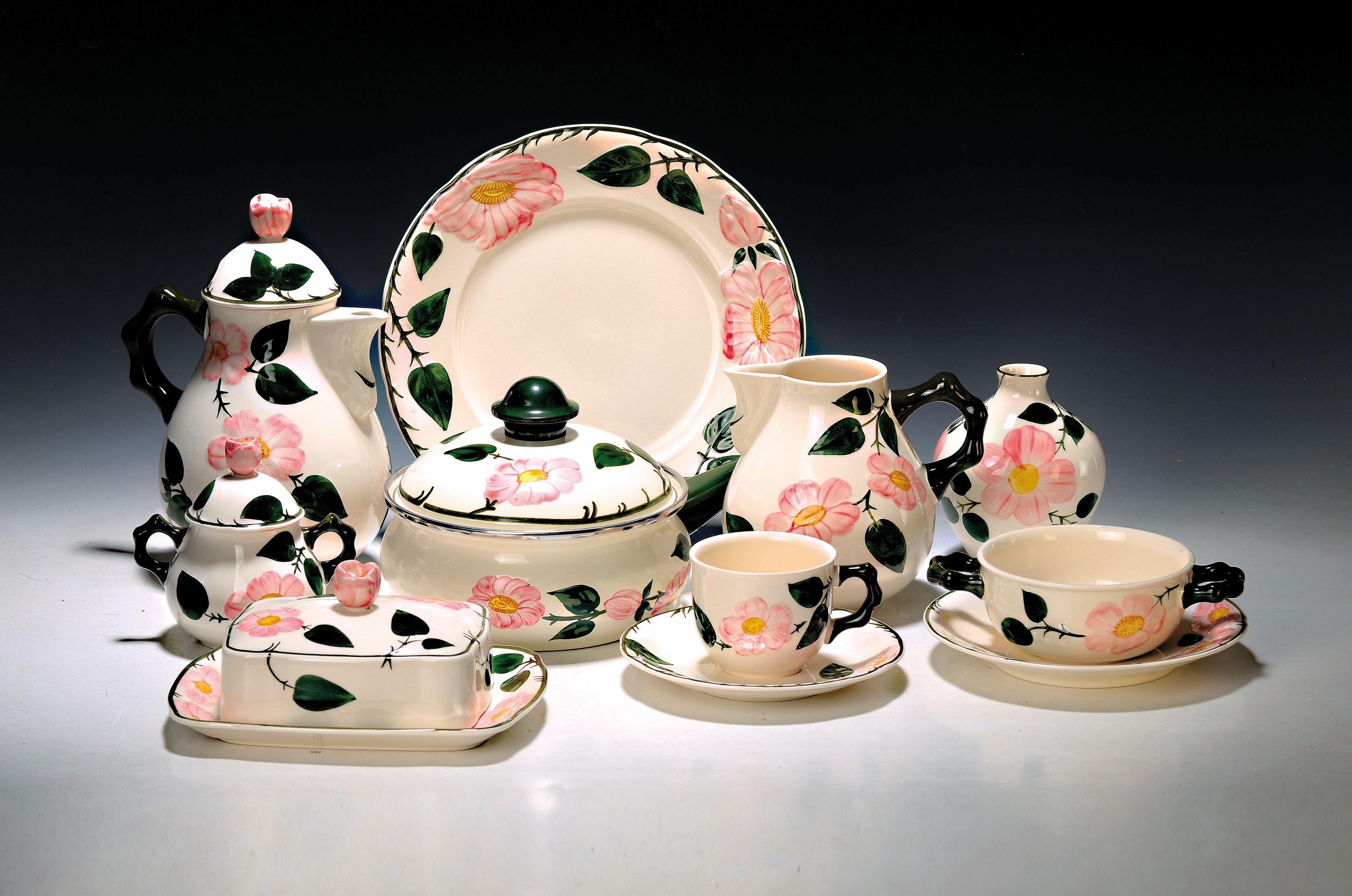 Umfangreiches Tafel- und Kaffeeservice, Villeroy & Boch, Modell Wildrose, Kaffeekanne, Teekanne, gr. Milchkanne, 2 Sahnegießer, 2 Zuckerdosen, 14 ...