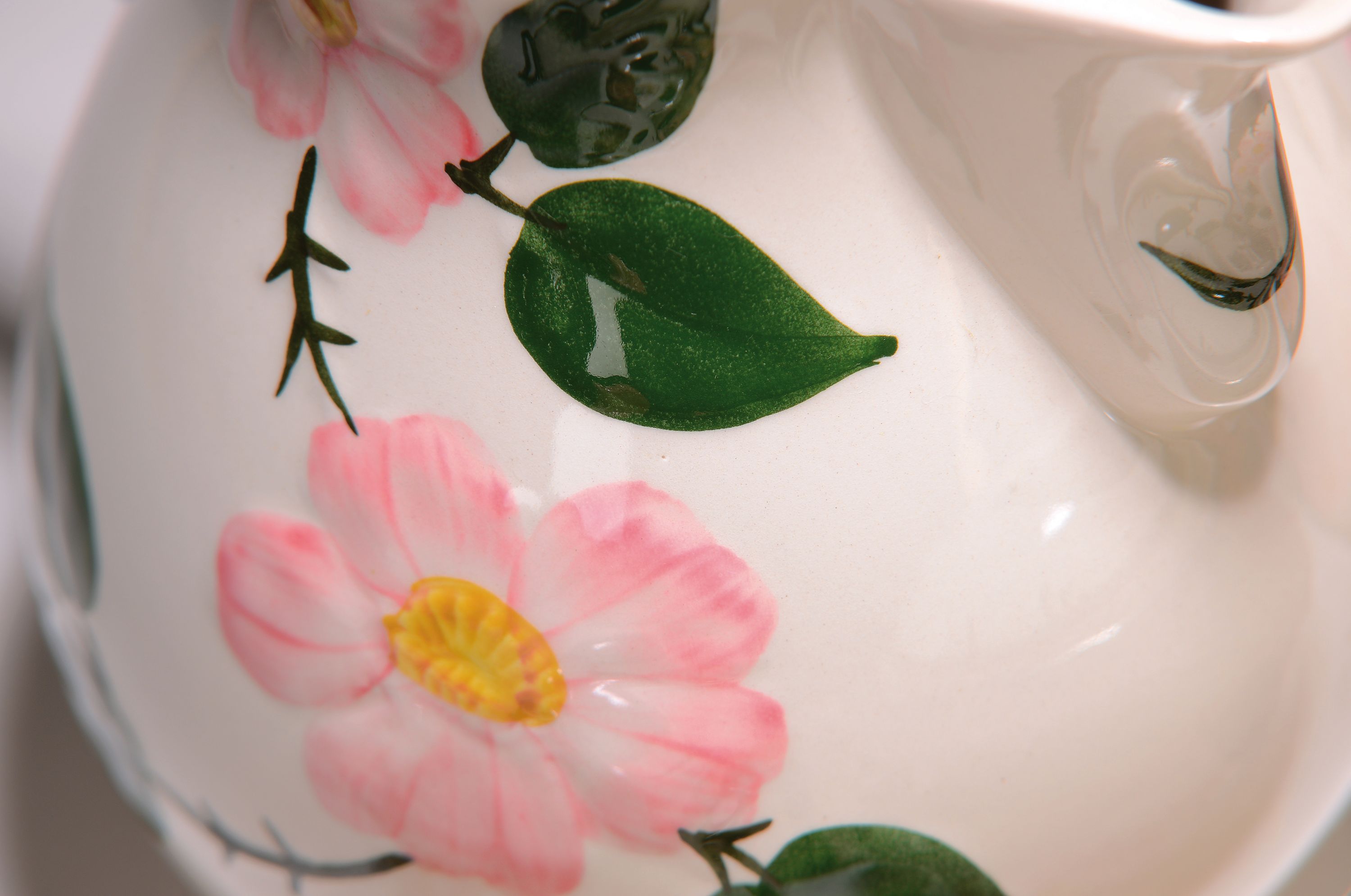 Detail a: Umfangreiches Tafel- und Kaffeeservice, Villeroy & Boch, Modell Wildrose, Kaffeekanne, Teekanne, gr. Milchkanne, 2 Sahnegießer, 2 Zuckerdosen, 14 ...