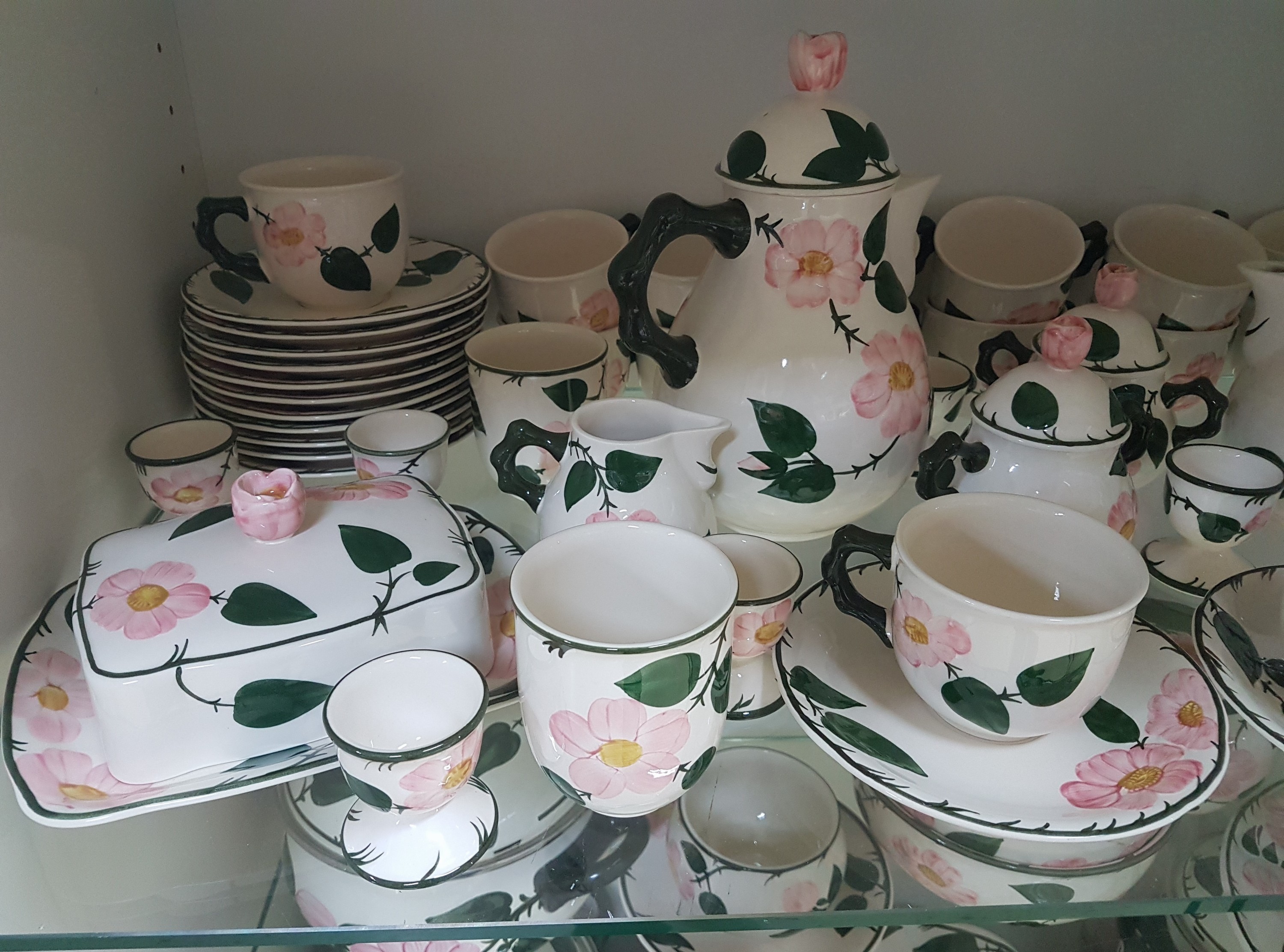Detail b: Umfangreiches Tafel- und Kaffeeservice, Villeroy & Boch, Modell Wildrose, Kaffeekanne, Teekanne, gr. Milchkanne, 2 Sahnegießer, 2 Zuckerdosen, 14 ...