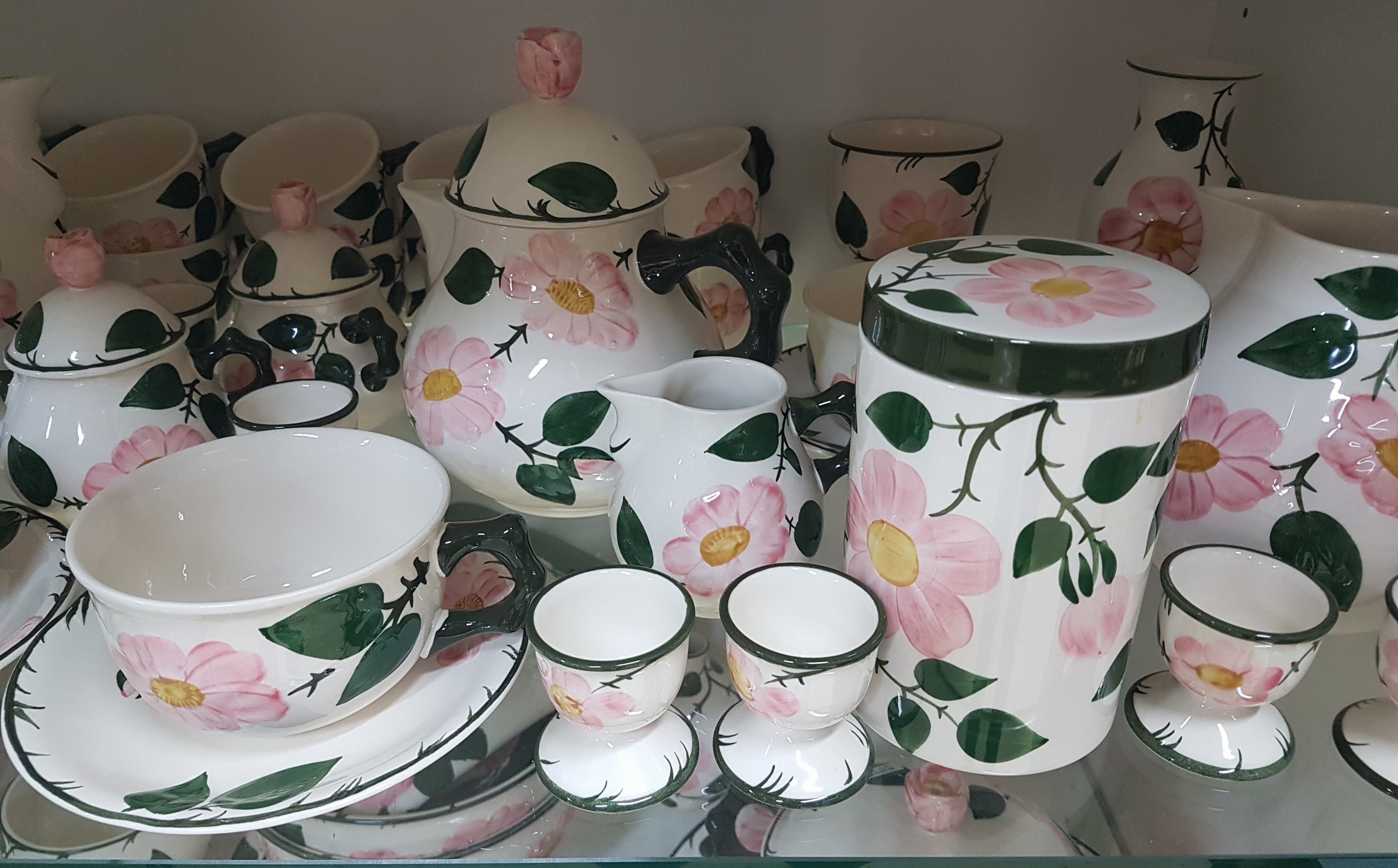 Detail c: Umfangreiches Tafel- und Kaffeeservice, Villeroy & Boch, Modell Wildrose, Kaffeekanne, Teekanne, gr. Milchkanne, 2 Sahnegießer, 2 Zuckerdosen, 14 ...