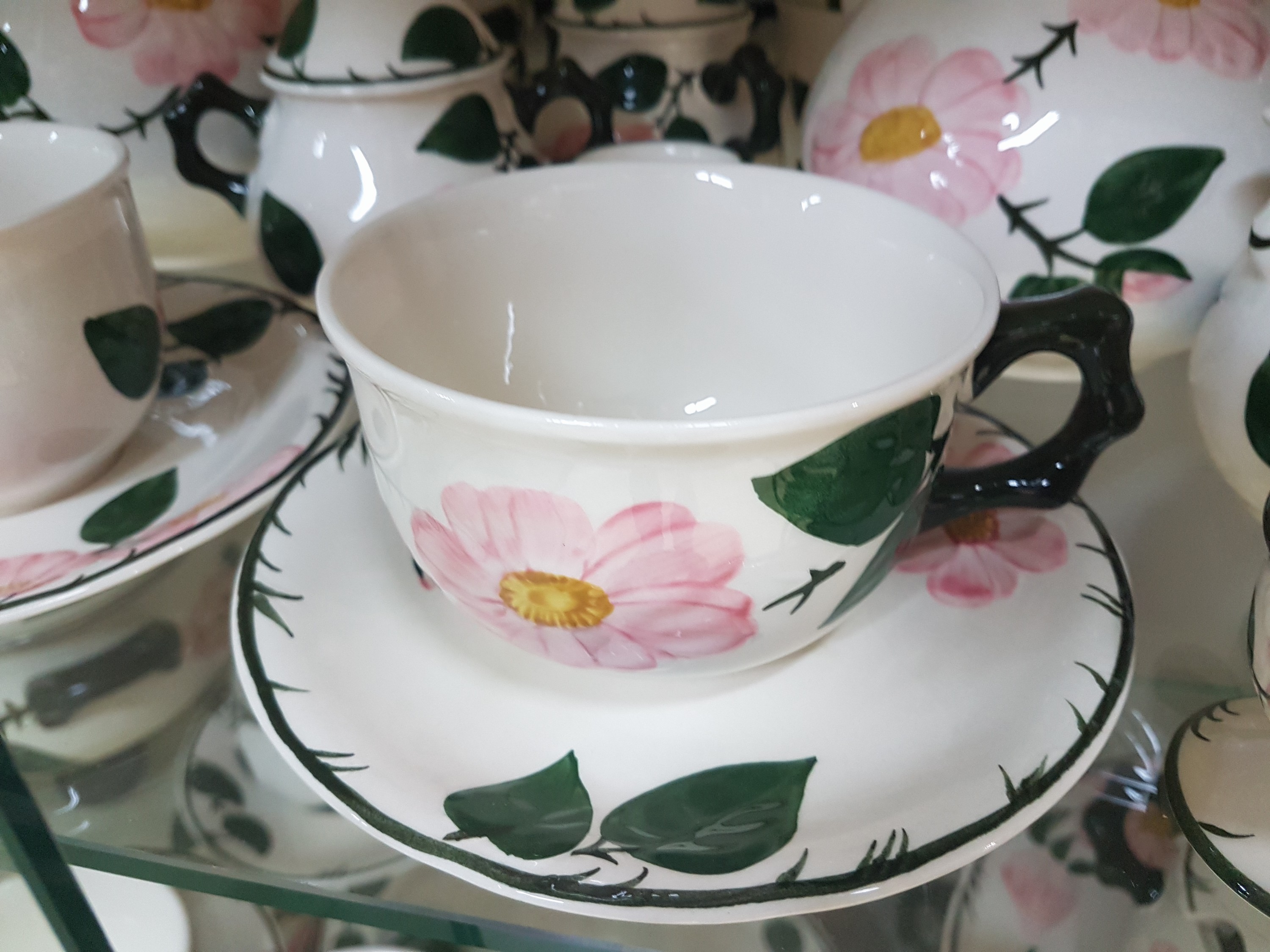 Detail d: Umfangreiches Tafel- und Kaffeeservice, Villeroy & Boch, Modell Wildrose, Kaffeekanne, Teekanne, gr. Milchkanne, 2 Sahnegießer, 2 Zuckerdosen, 14 ...
