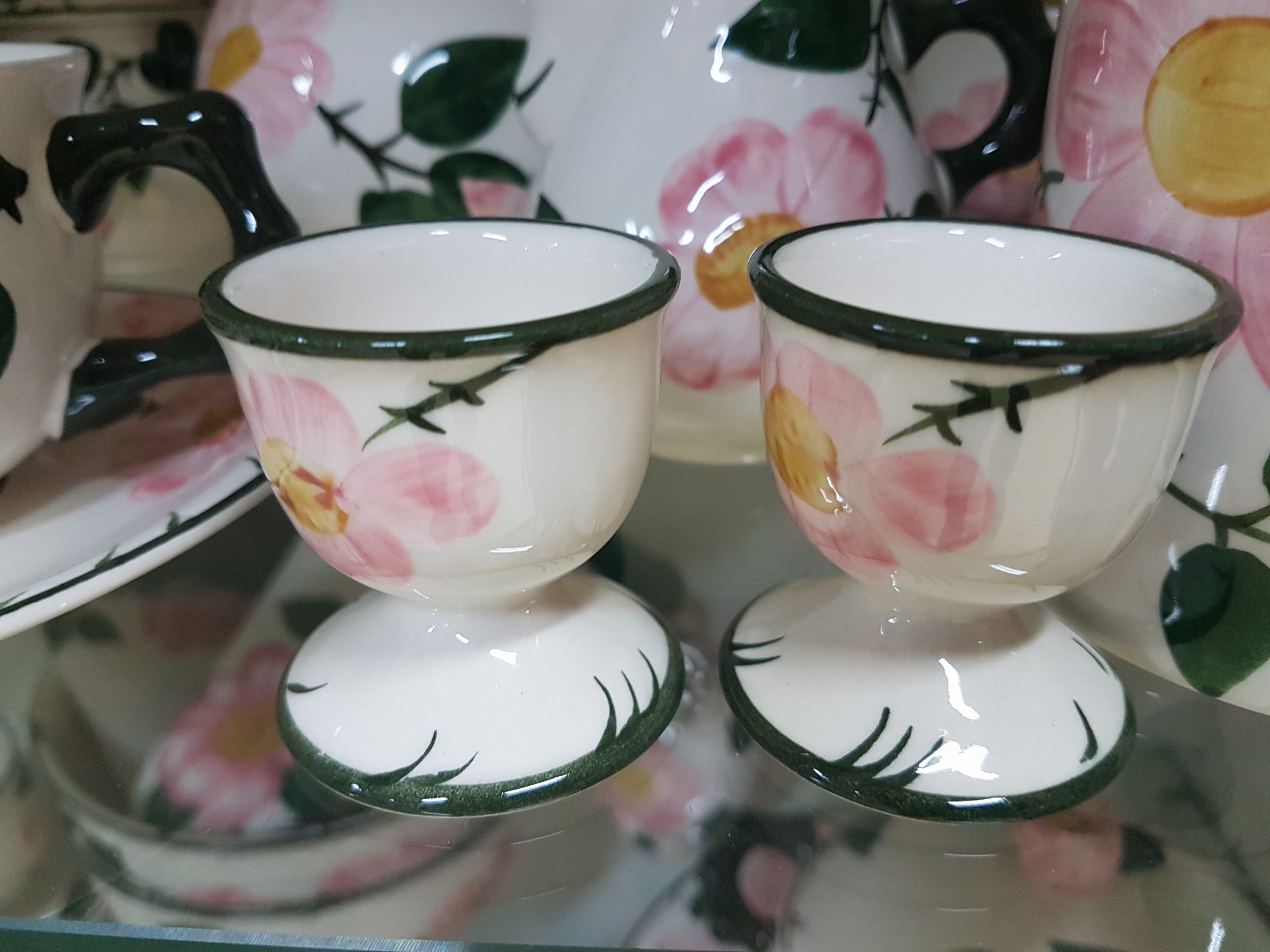 Detail e: Umfangreiches Tafel- und Kaffeeservice, Villeroy & Boch, Modell Wildrose, Kaffeekanne, Teekanne, gr. Milchkanne, 2 Sahnegießer, 2 Zuckerdosen, 14 ...