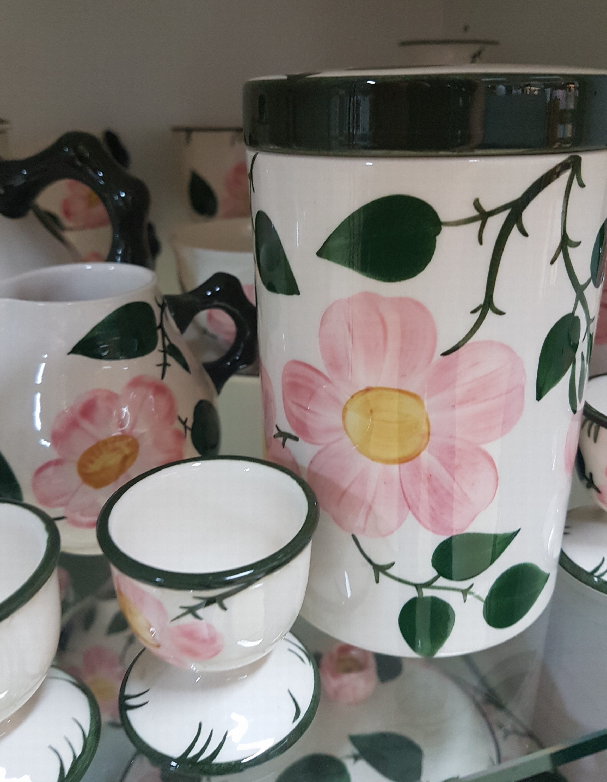 Detail f: Umfangreiches Tafel- und Kaffeeservice, Villeroy & Boch, Modell Wildrose, Kaffeekanne, Teekanne, gr. Milchkanne, 2 Sahnegießer, 2 Zuckerdosen, 14 ...