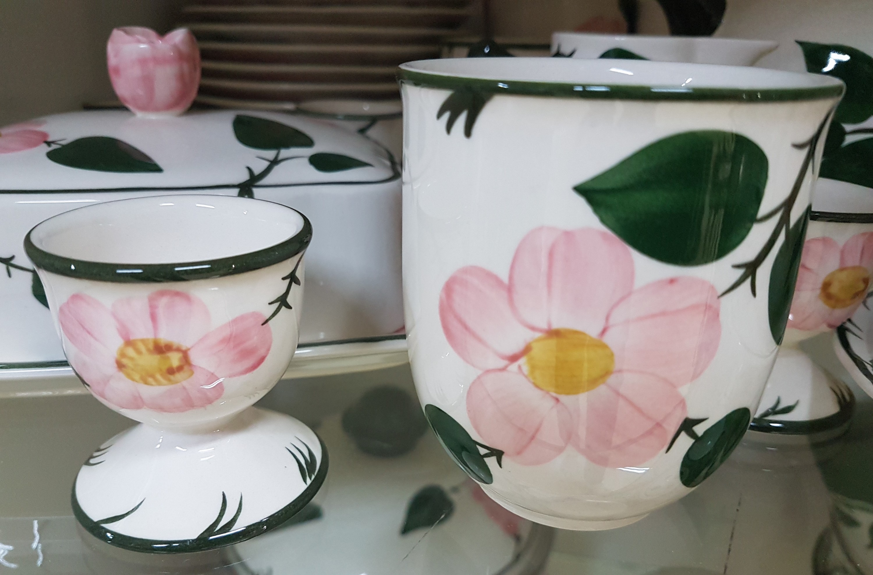 Detail g: Umfangreiches Tafel- und Kaffeeservice, Villeroy & Boch, Modell Wildrose, Kaffeekanne, Teekanne, gr. Milchkanne, 2 Sahnegießer, 2 Zuckerdosen, 14 ...