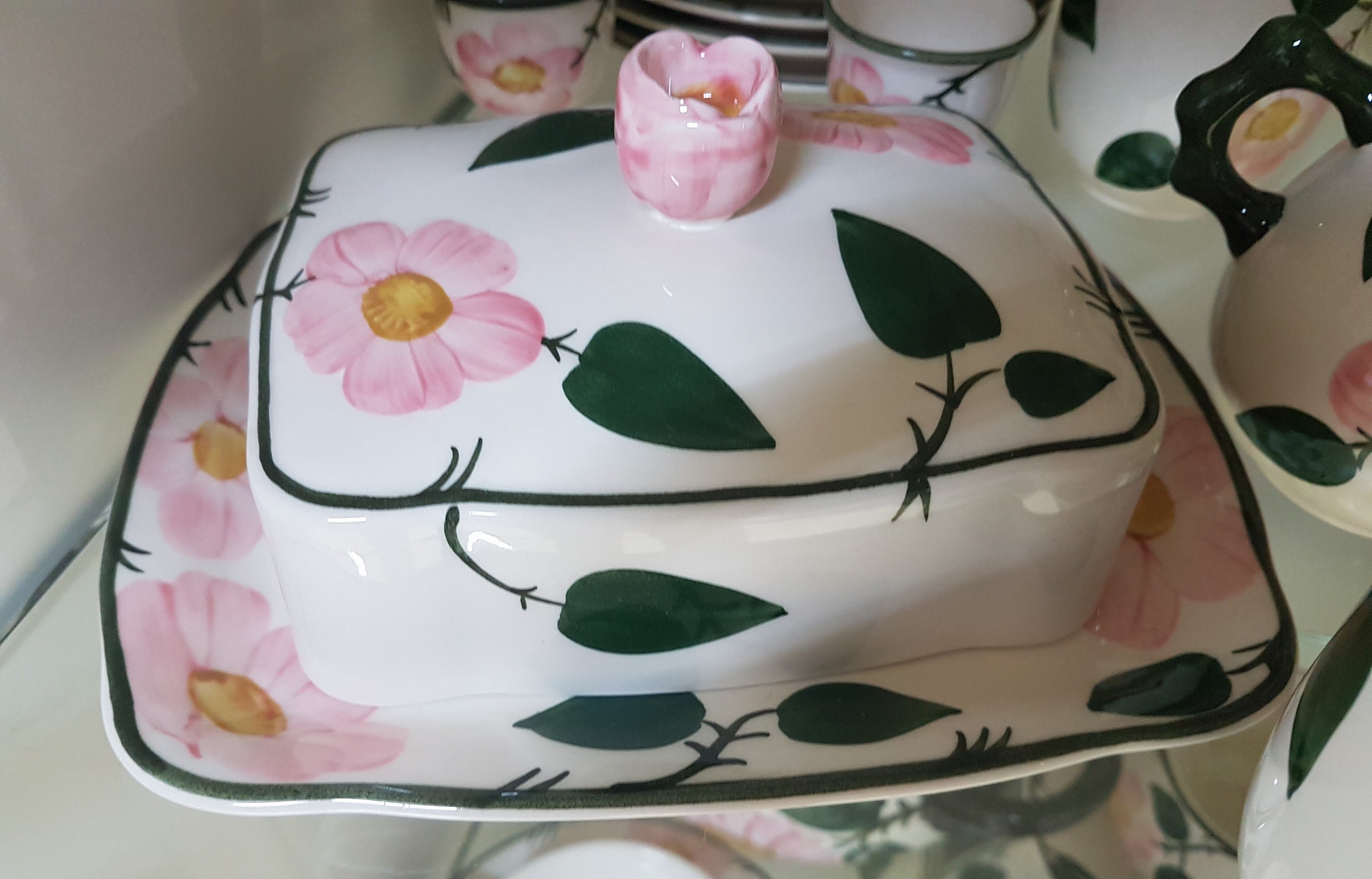 Detail h: Umfangreiches Tafel- und Kaffeeservice, Villeroy & Boch, Modell Wildrose, Kaffeekanne, Teekanne, gr. Milchkanne, 2 Sahnegießer, 2 Zuckerdosen, 14 ...