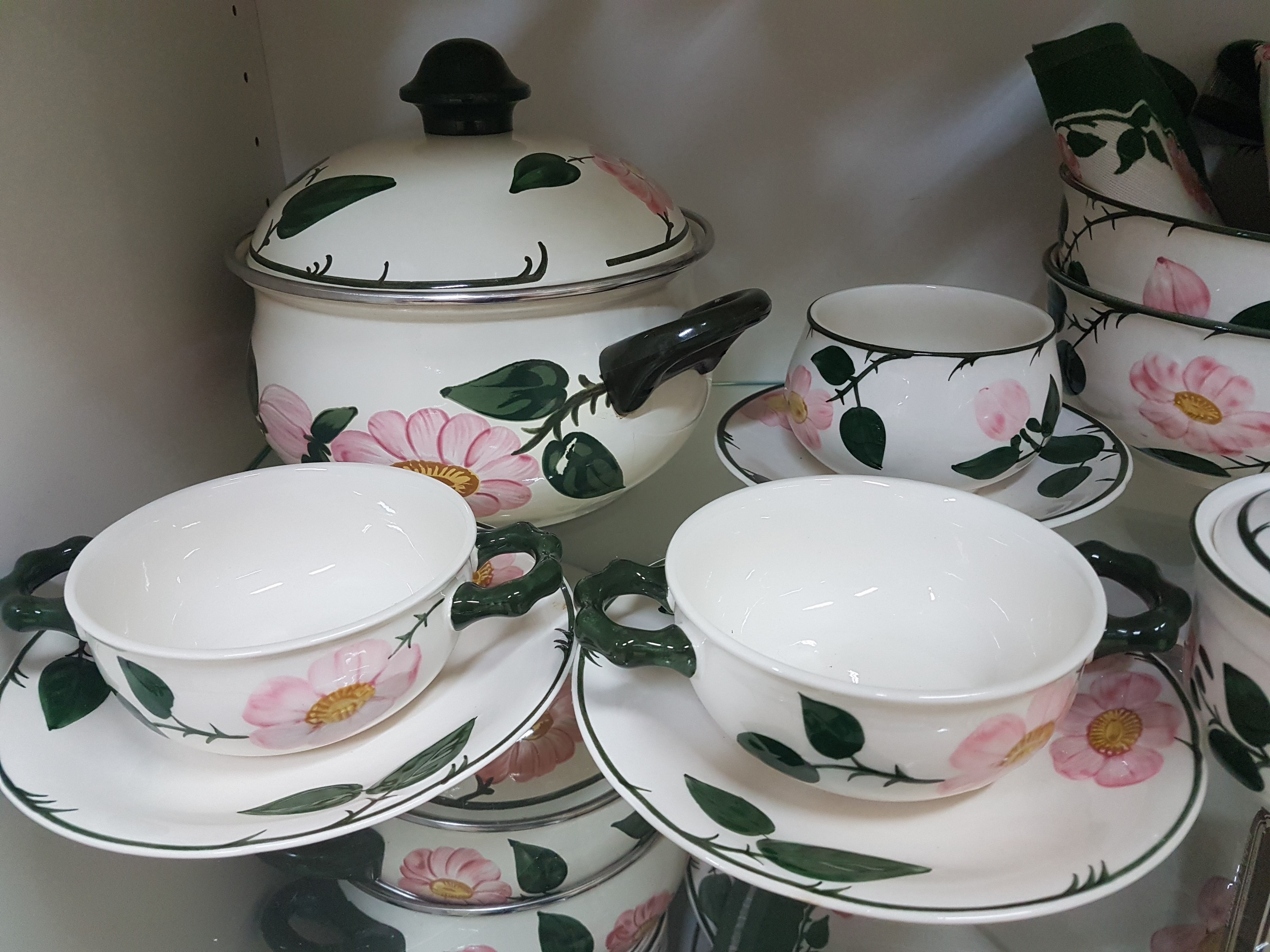 Detail i: Umfangreiches Tafel- und Kaffeeservice, Villeroy & Boch, Modell Wildrose, Kaffeekanne, Teekanne, gr. Milchkanne, 2 Sahnegießer, 2 Zuckerdosen, 14 ...