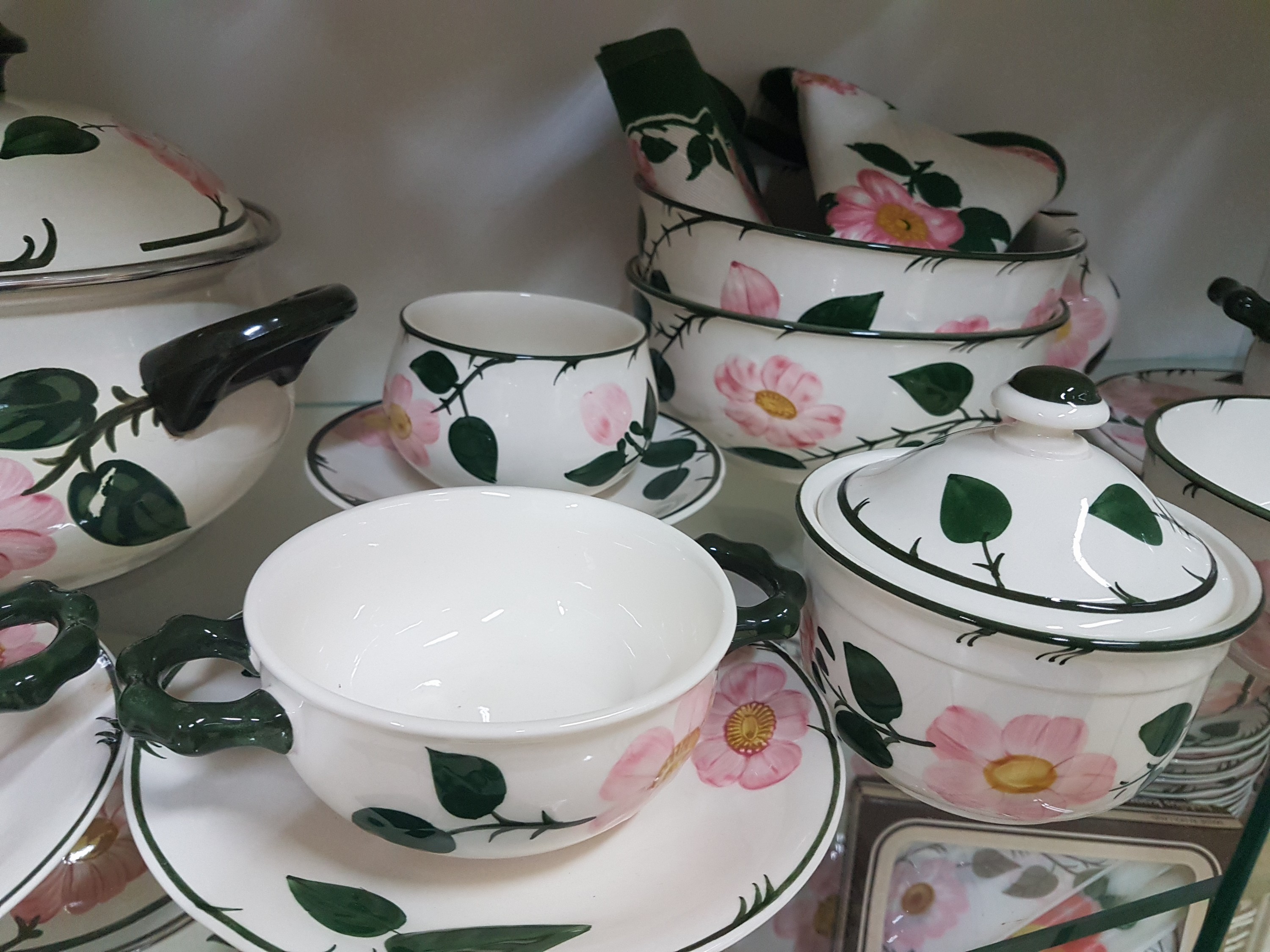 Detail j: Umfangreiches Tafel- und Kaffeeservice, Villeroy & Boch, Modell Wildrose, Kaffeekanne, Teekanne, gr. Milchkanne, 2 Sahnegießer, 2 Zuckerdosen, 14 ...