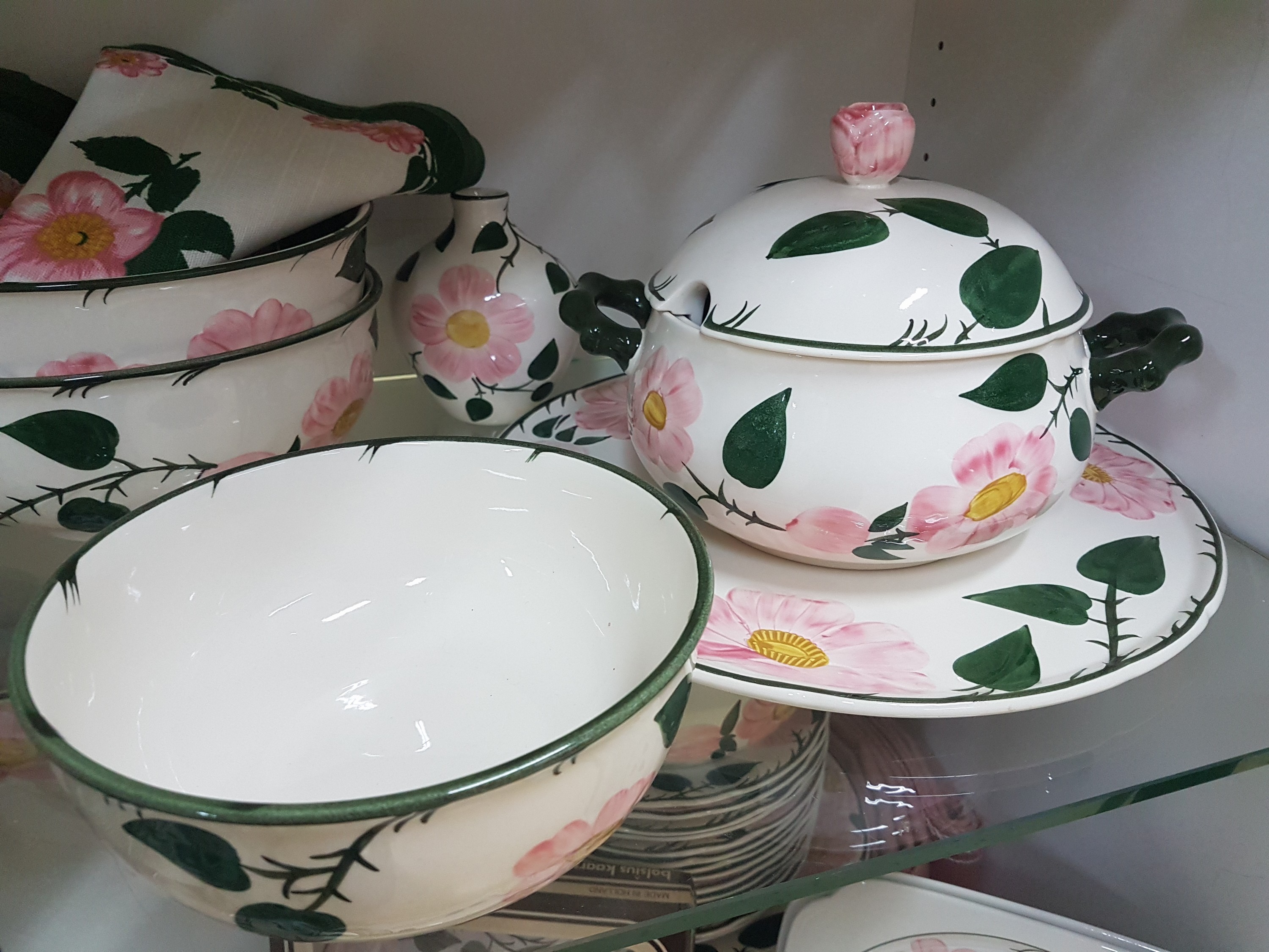 Detail k: Umfangreiches Tafel- und Kaffeeservice, Villeroy & Boch, Modell Wildrose, Kaffeekanne, Teekanne, gr. Milchkanne, 2 Sahnegießer, 2 Zuckerdosen, 14 ...