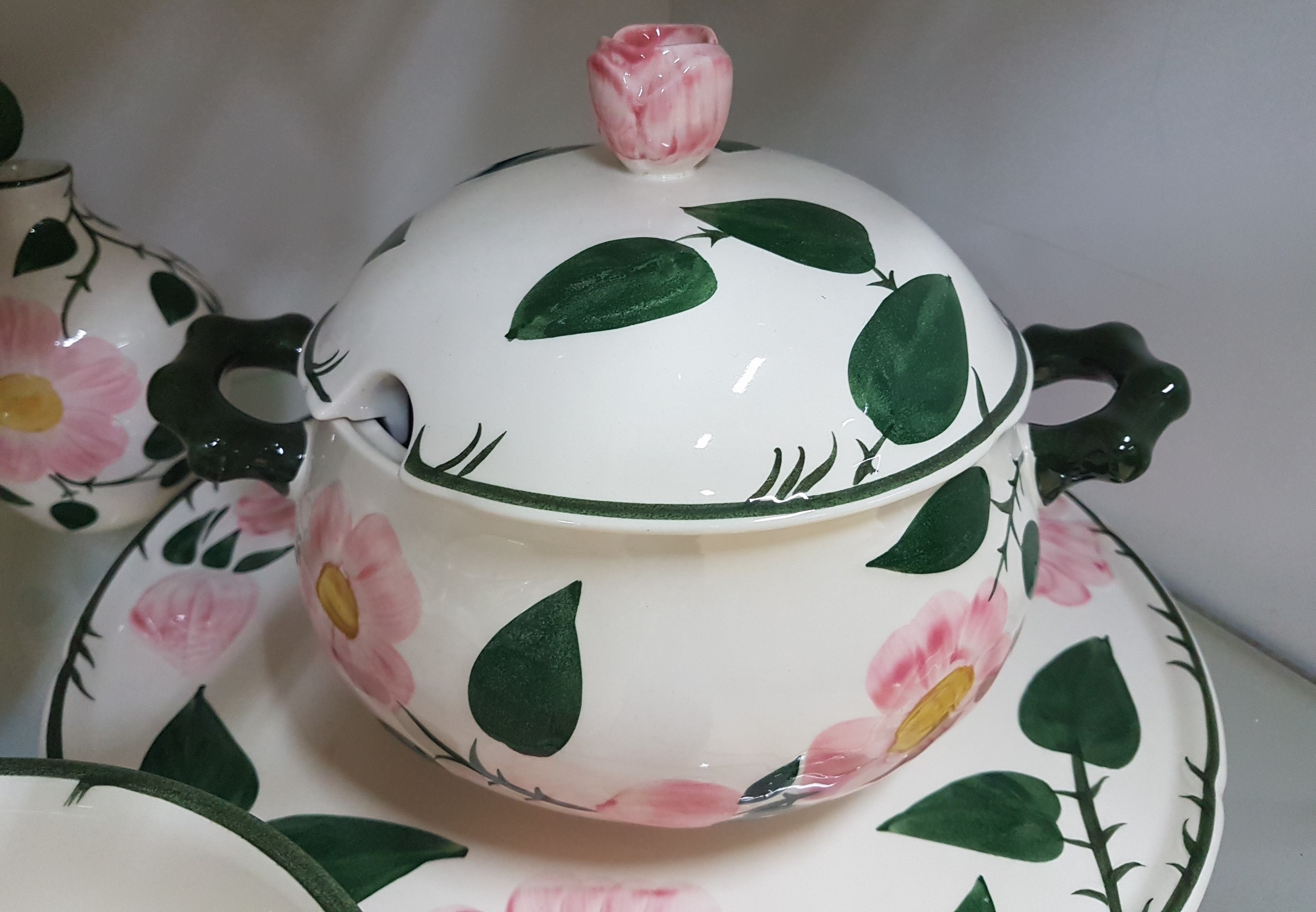 Detail l: Umfangreiches Tafel- und Kaffeeservice, Villeroy & Boch, Modell Wildrose, Kaffeekanne, Teekanne, gr. Milchkanne, 2 Sahnegießer, 2 Zuckerdosen, 14 ...