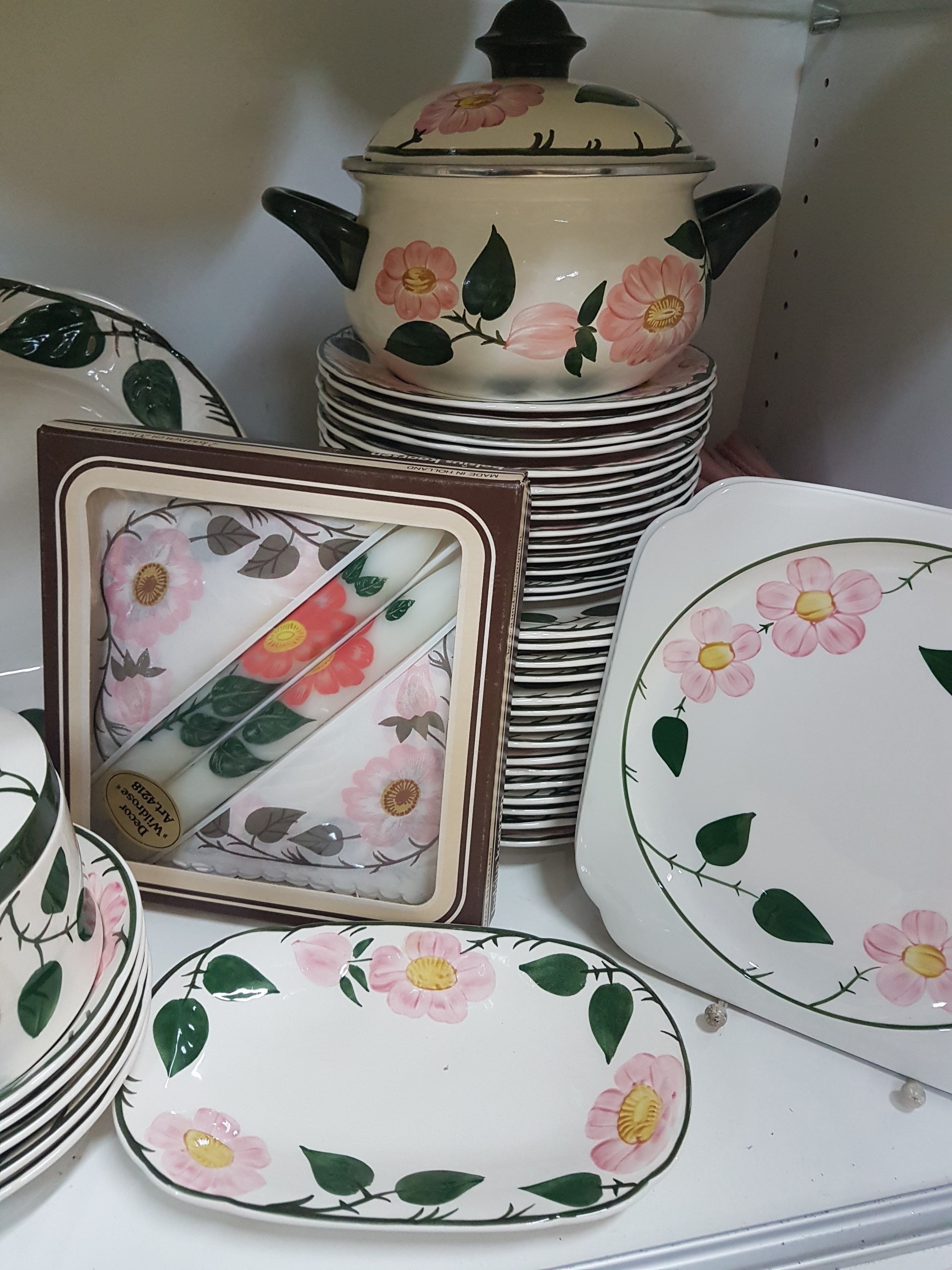 Detail m: Umfangreiches Tafel- und Kaffeeservice, Villeroy & Boch, Modell Wildrose, Kaffeekanne, Teekanne, gr. Milchkanne, 2 Sahnegießer, 2 Zuckerdosen, 14 ...