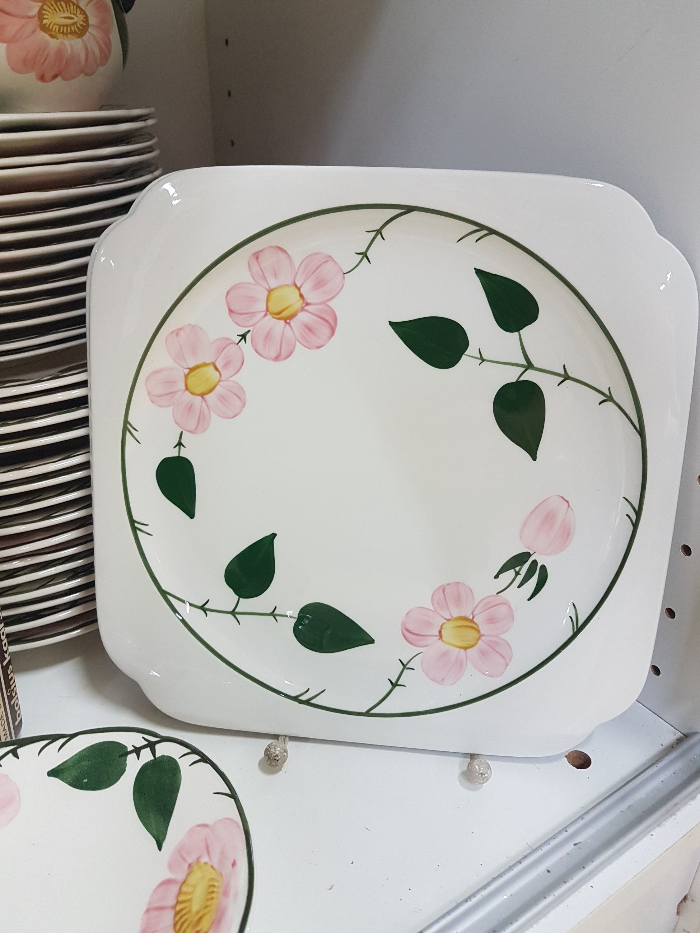 Detail n: Umfangreiches Tafel- und Kaffeeservice, Villeroy & Boch, Modell Wildrose, Kaffeekanne, Teekanne, gr. Milchkanne, 2 Sahnegießer, 2 Zuckerdosen, 14 ...