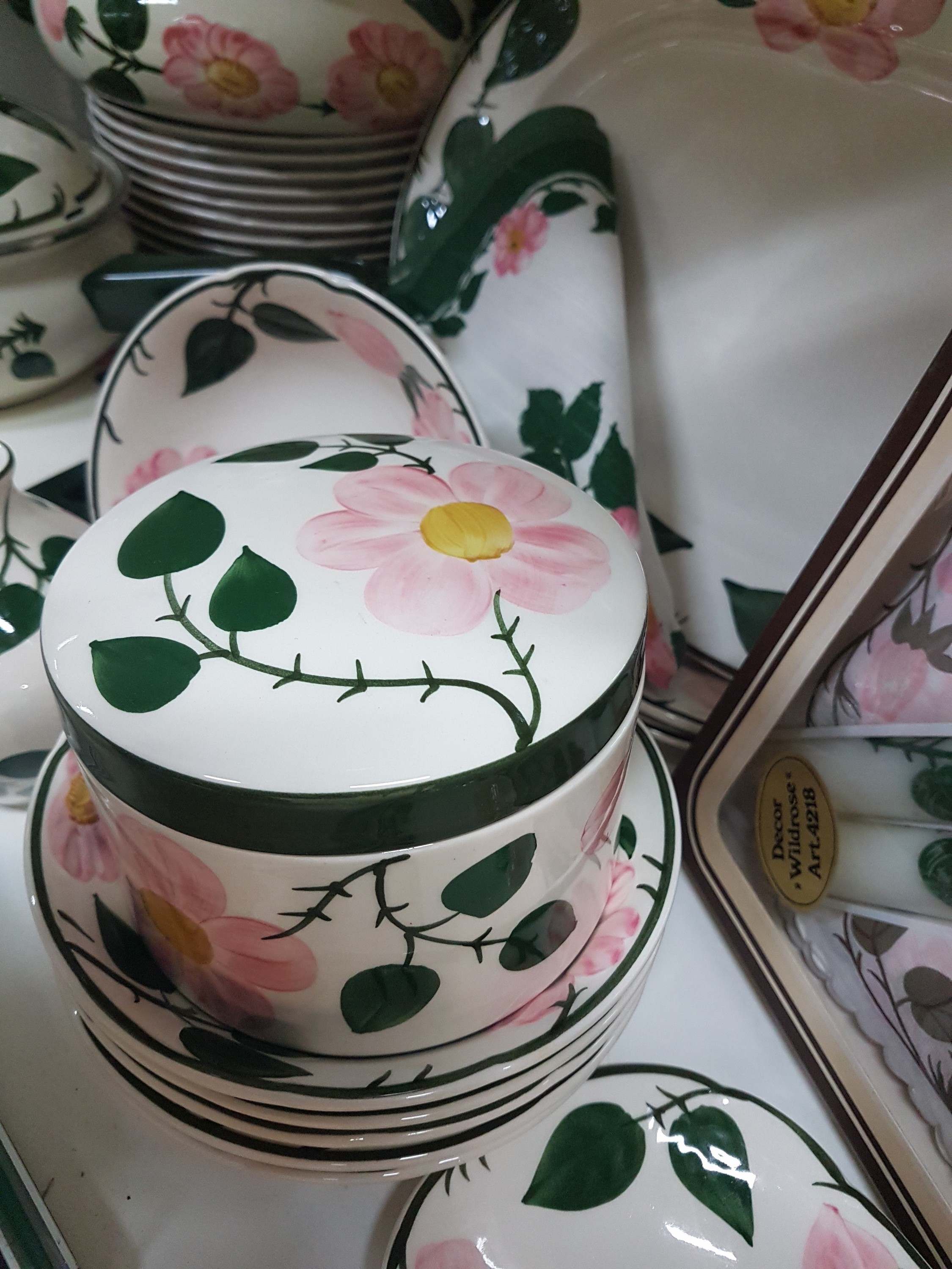 Detail o: Umfangreiches Tafel- und Kaffeeservice, Villeroy & Boch, Modell Wildrose, Kaffeekanne, Teekanne, gr. Milchkanne, 2 Sahnegießer, 2 Zuckerdosen, 14 ...