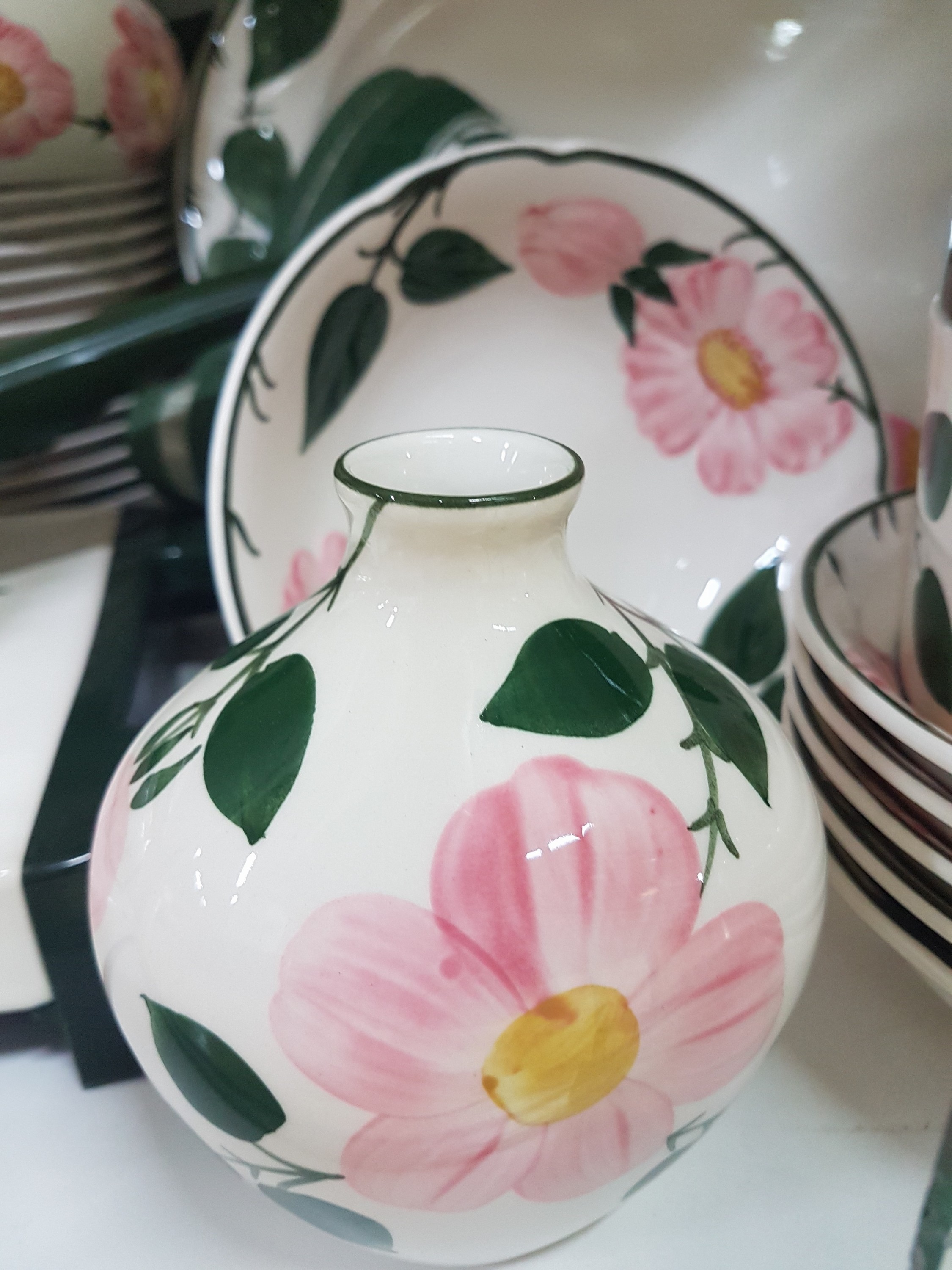 Detail p: Umfangreiches Tafel- und Kaffeeservice, Villeroy & Boch, Modell Wildrose, Kaffeekanne, Teekanne, gr. Milchkanne, 2 Sahnegießer, 2 Zuckerdosen, 14 ...