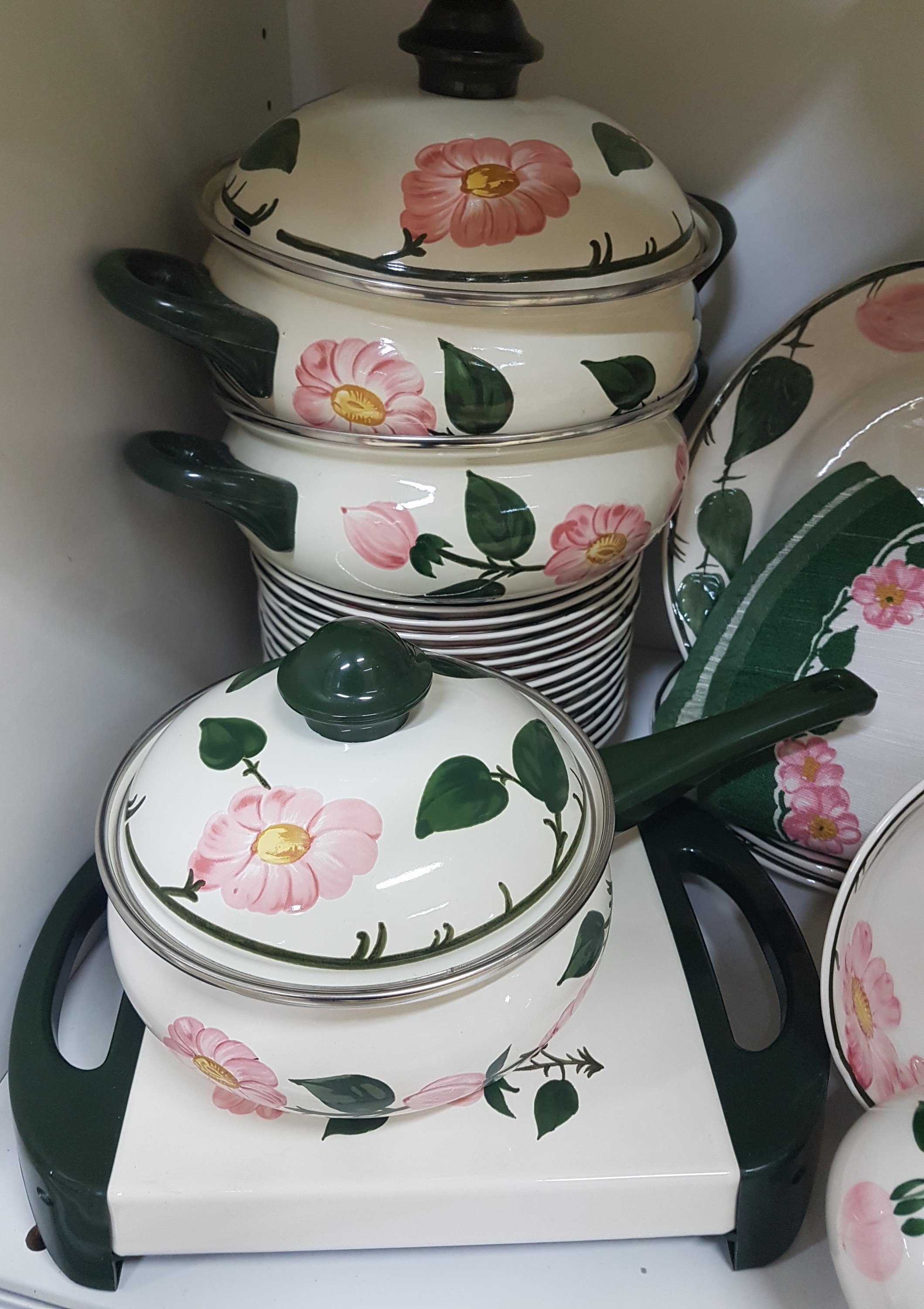 Detail q: Umfangreiches Tafel- und Kaffeeservice, Villeroy & Boch, Modell Wildrose, Kaffeekanne, Teekanne, gr. Milchkanne, 2 Sahnegießer, 2 Zuckerdosen, 14 ...