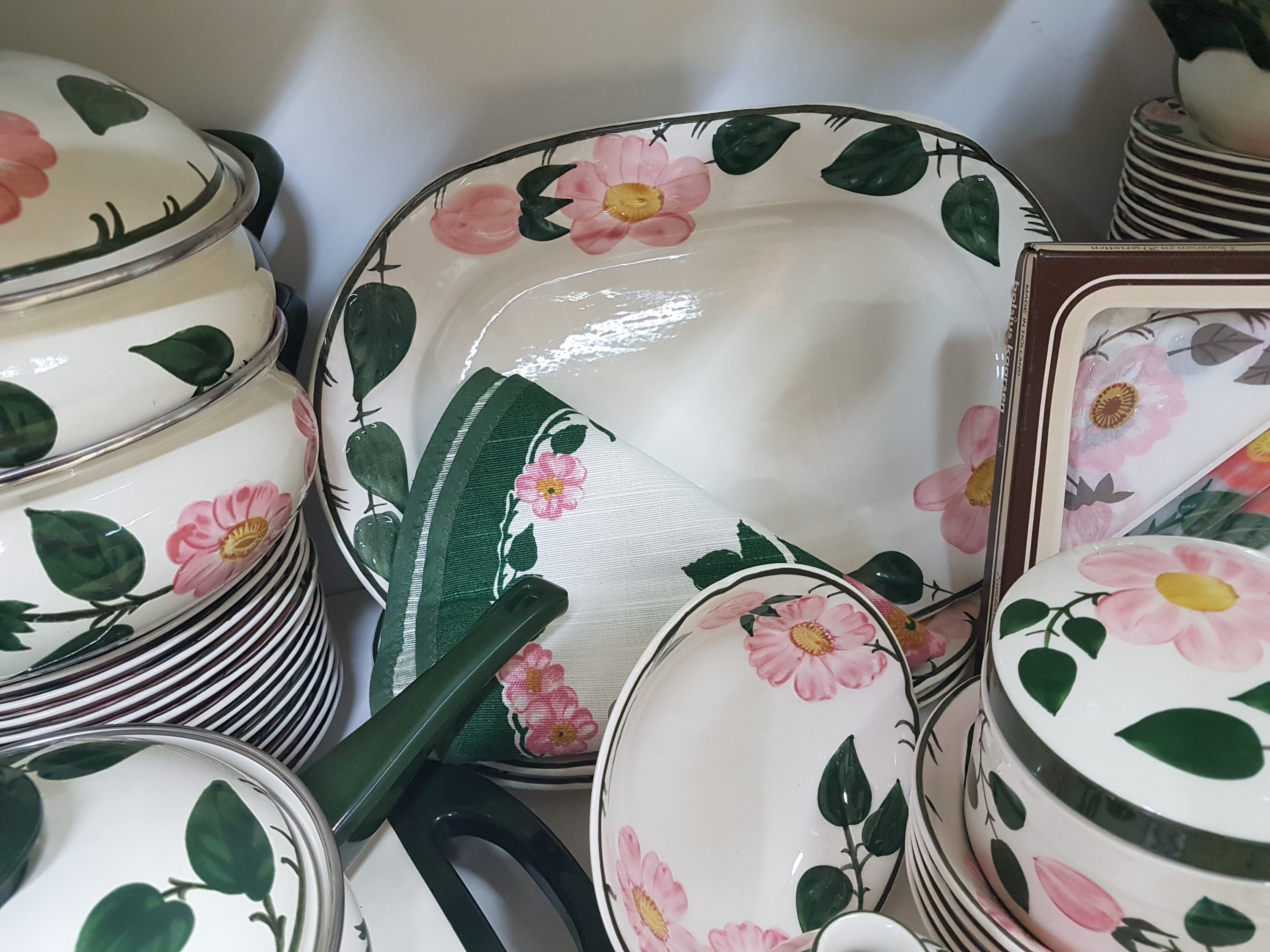 Detail r: Umfangreiches Tafel- und Kaffeeservice, Villeroy & Boch, Modell Wildrose, Kaffeekanne, Teekanne, gr. Milchkanne, 2 Sahnegießer, 2 Zuckerdosen, 14 ...