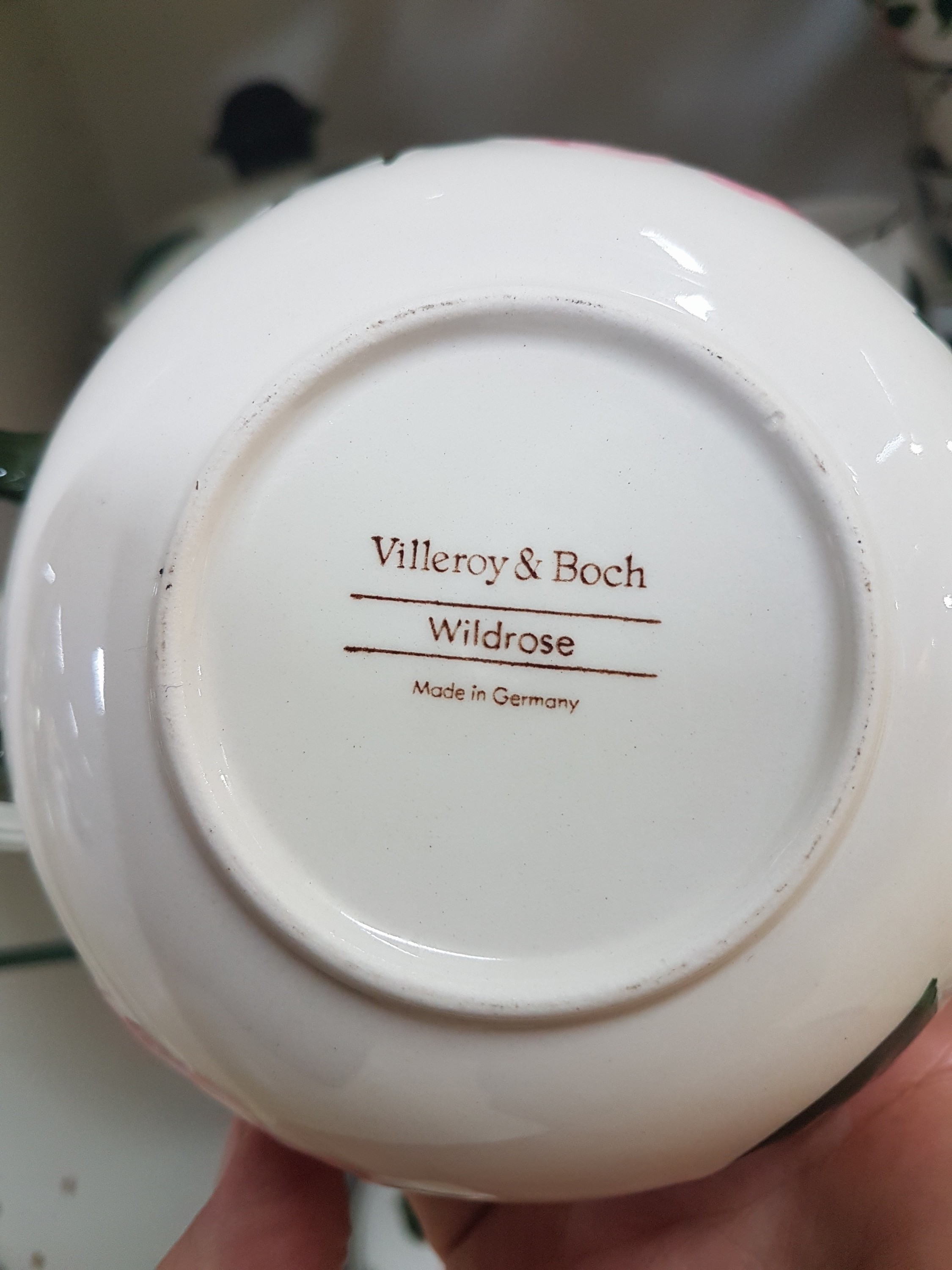 Detail s: Umfangreiches Tafel- und Kaffeeservice, Villeroy & Boch, Modell Wildrose, Kaffeekanne, Teekanne, gr. Milchkanne, 2 Sahnegießer, 2 Zuckerdosen, 14 ...