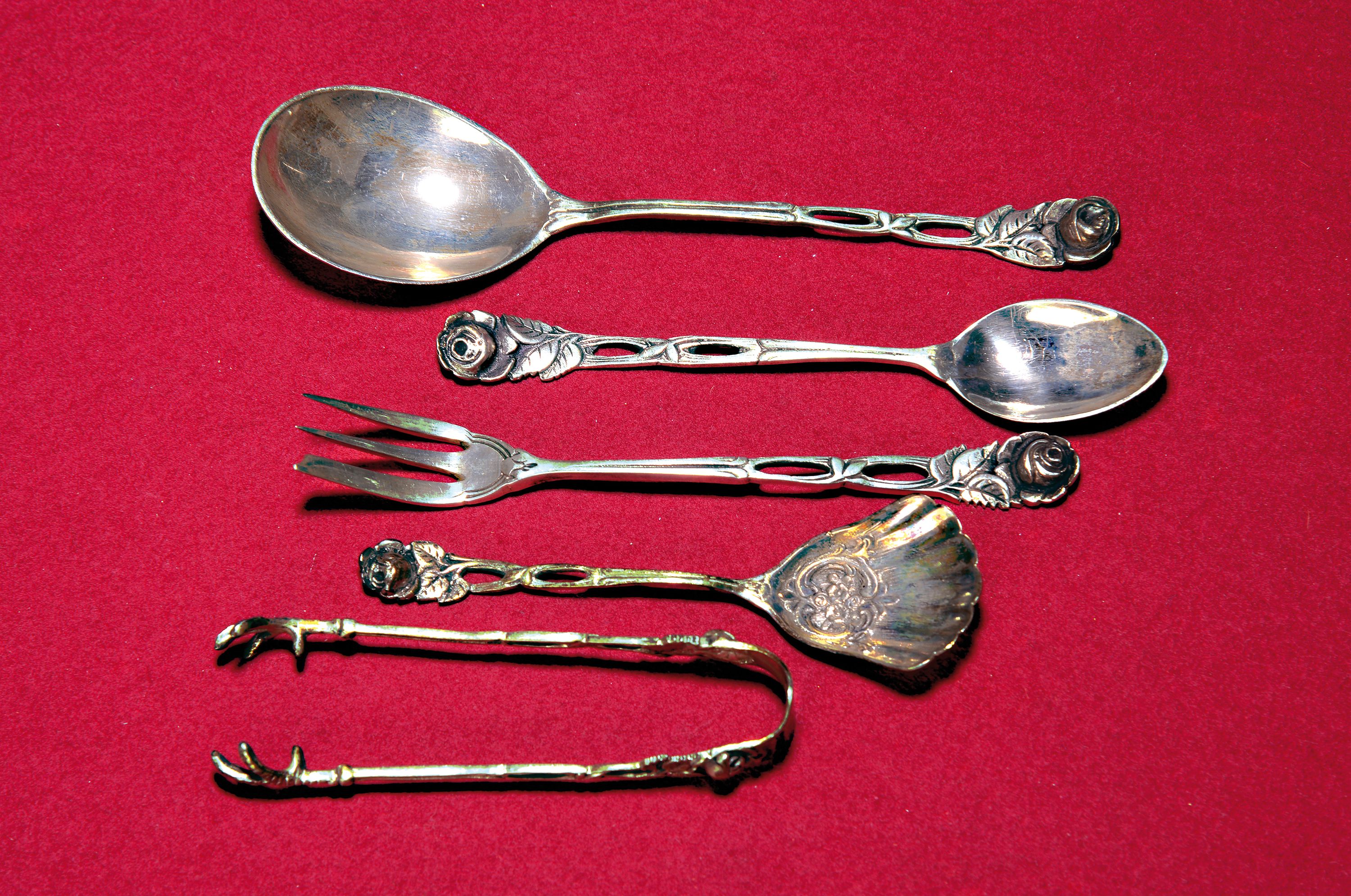 Kuchenbesteck, deutsch, Hildesheimer Rose, 800er Silber, 7 Kaffeelöffel, 9 Kuchengabeln, ein Tortenheber, ein Vorlegelöffel, ein Zuckerlöffel, ...