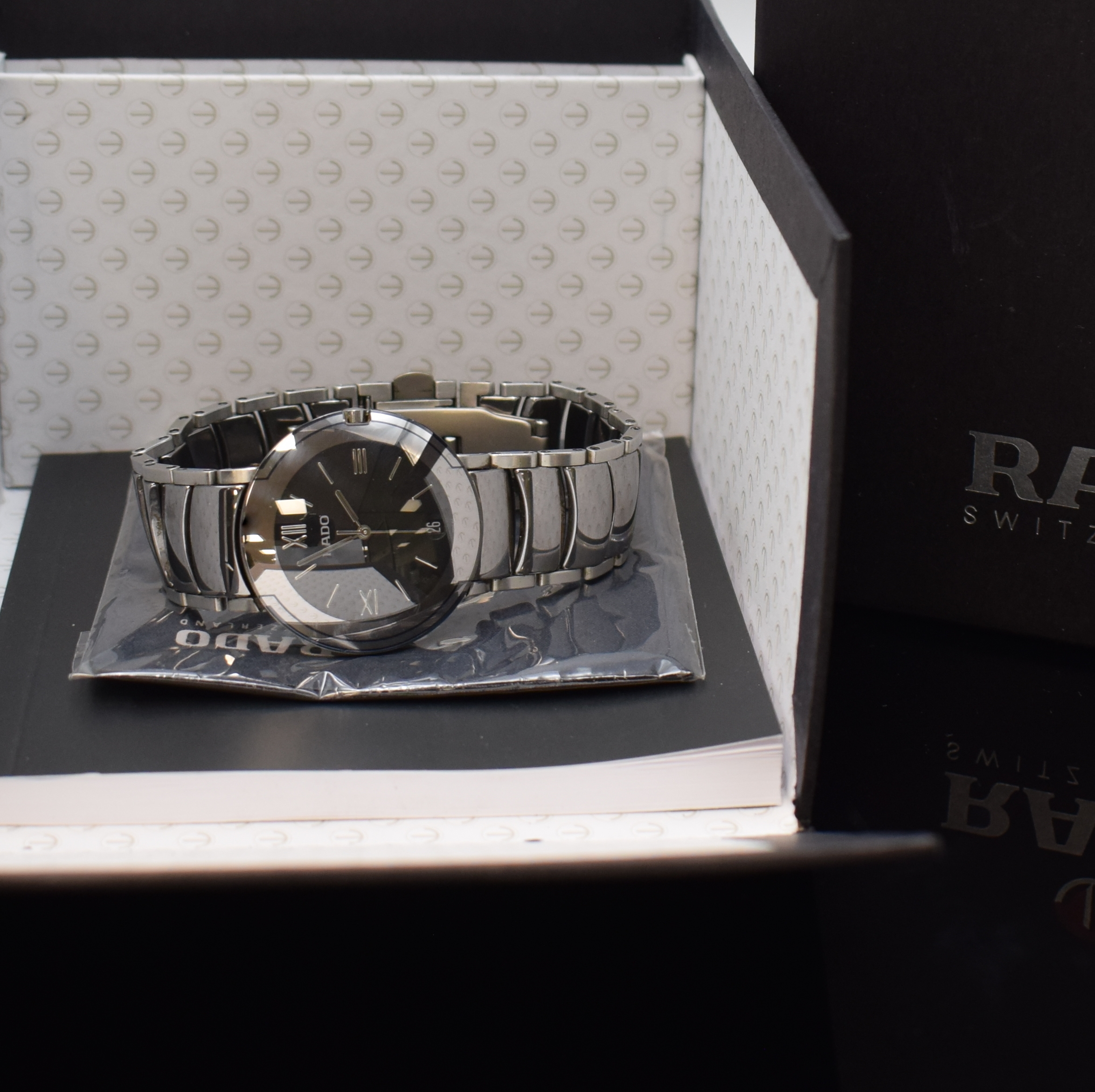 Detail e: RADO Diastar Herrenarmbanduhr in Stahl Referenz 115.0624.3, Schweiz um 2010, quarz, Boden aufgedr., orig. Gliederband in High- Tech Keramik m. dopp. ...