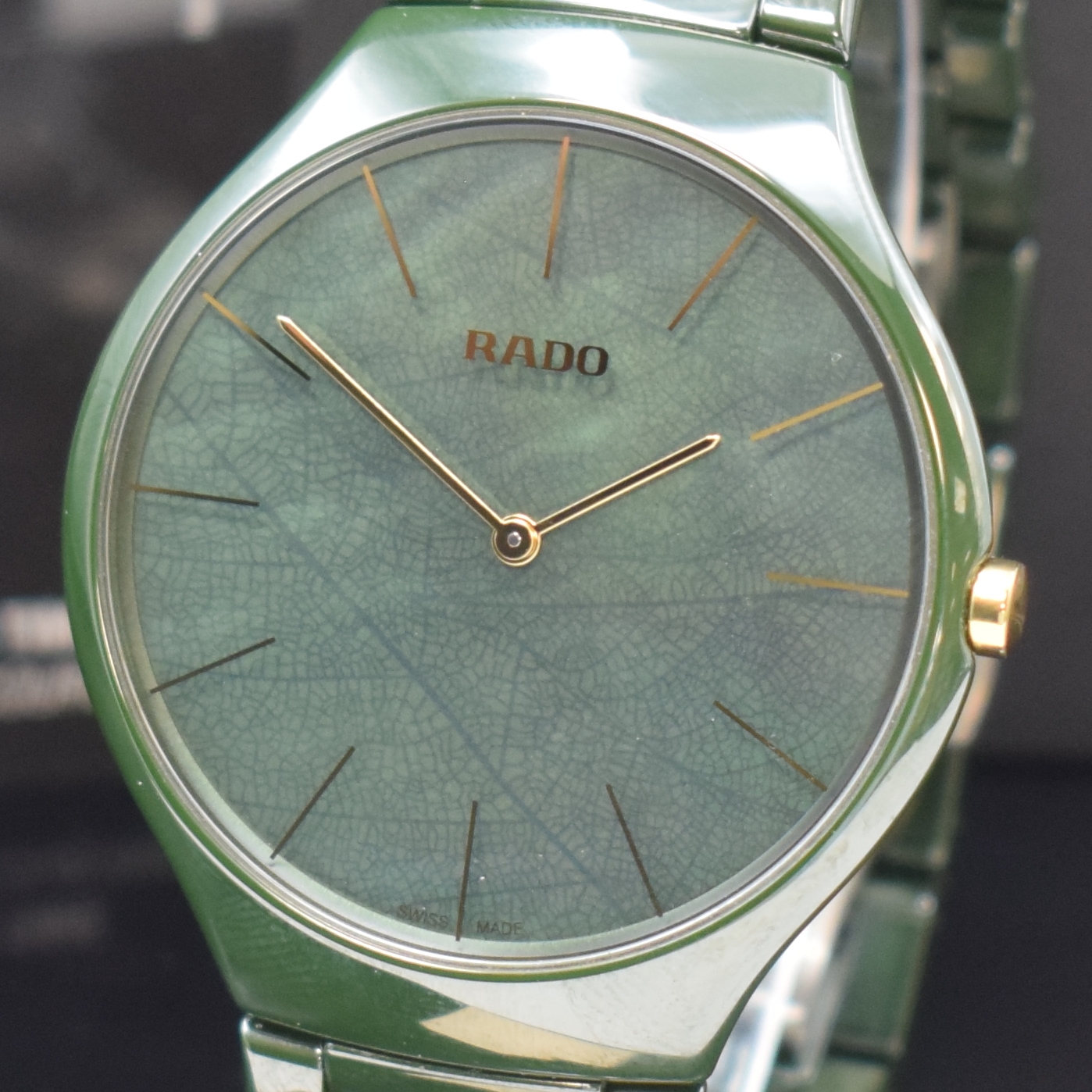 Detail a: RADO True Thinline Herrenarmbanduhr Referenz 420.0006.3, Schweiz verk. lt. beil. Garantie 05/2020, quarz, grünes High-Tech Keramikgeh. inkl. ...