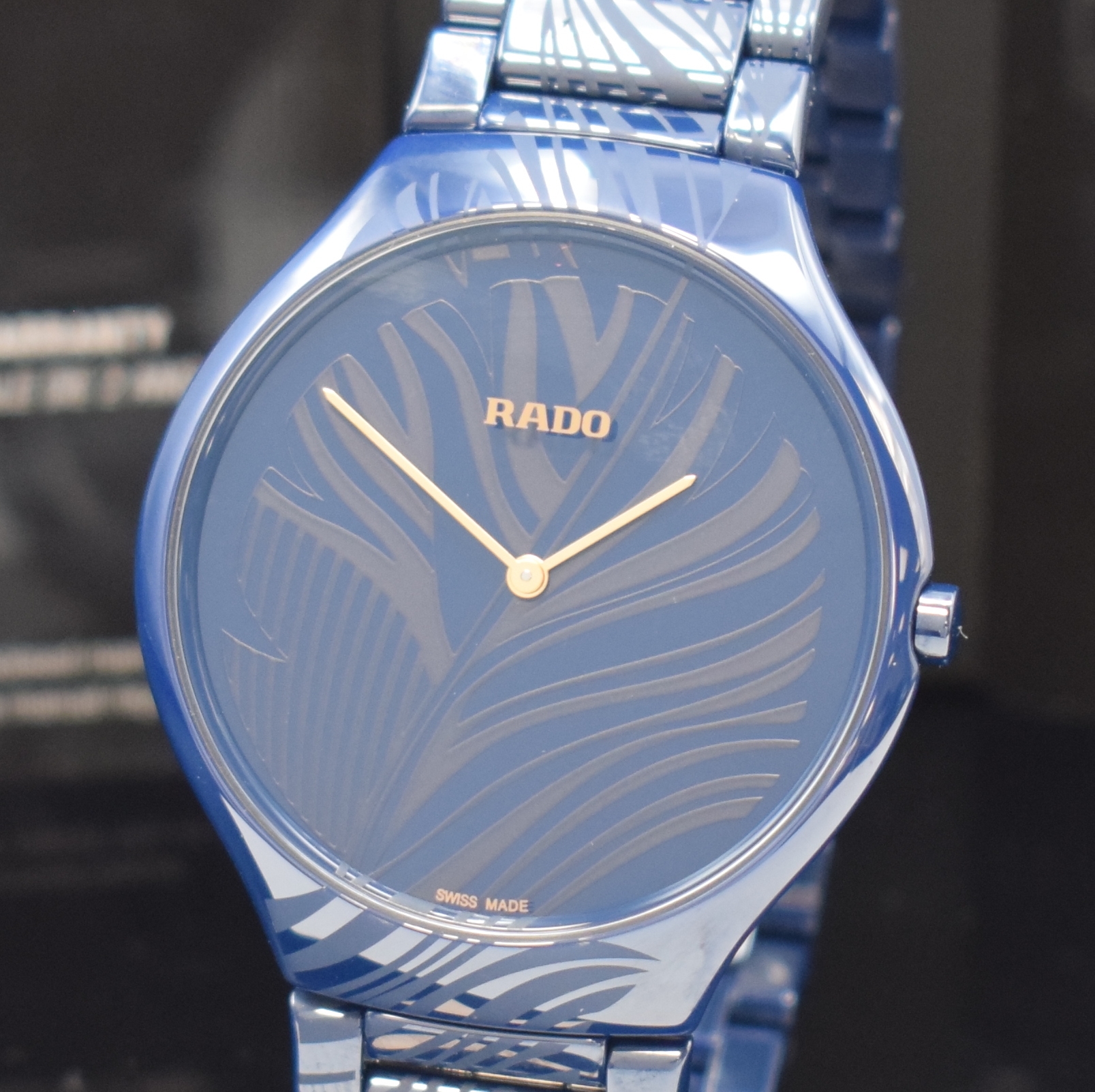 Detail a: RADO True Thinline My Bird auf 1001 Stück limitierte Herrenarmbanduhr Referenz 420.0014.015, Schweiz verk. lt. beil. Garantie 08/2020, quarz, blaues ...