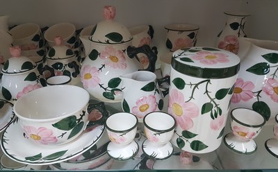 26780589c - Extensive table and coffee service, Villeroy & Boch, Wildrose model, coffee pot, teapot, large milk jug, 2 cream jugs, 2 sugar bowls, 14 coffee cups with saucers, 14 cake plates, round cake plate, butter dish, 2 large cups, 12 egg cups, tea caddy, Biscuit tin, 2 coffee mugs without handles, large lidded box, 3 vases, a cup vessel, 14 flat plates, 14 deep plates, 2 soup bowls with saucers, 6 salad bowls, gravy boat, 2 side bowls, a small. Side dish bowl, 4 different sized oval plates, 2 square plates, lidded tureen, casserole (enameled metal), electric. Warming plate, tablecloth, hardly used