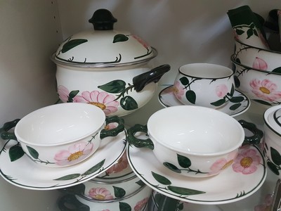 26780589i - Extensive table and coffee service, Villeroy & Boch, Wildrose model, coffee pot, teapot, large milk jug, 2 cream jugs, 2 sugar bowls, 14 coffee cups with saucers, 14 cake plates, round cake plate, butter dish, 2 large cups, 12 egg cups, tea caddy, Biscuit tin, 2 coffee mugs without handles, large lidded box, 3 vases, a cup vessel, 14 flat plates, 14 deep plates, 2 soup bowls with saucers, 6 salad bowls, gravy boat, 2 side bowls, a small. Side dish bowl, 4 different sized oval plates, 2 square plates, lidded tureen, casserole (enameled metal), electric. Warming plate, tablecloth, hardly used