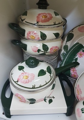 26780589q - Extensive table and coffee service, Villeroy & Boch, Wildrose model, coffee pot, teapot, large milk jug, 2 cream jugs, 2 sugar bowls, 14 coffee cups with saucers, 14 cake plates, round cake plate, butter dish, 2 large cups, 12 egg cups, tea caddy, Biscuit tin, 2 coffee mugs without handles, large lidded box, 3 vases, a cup vessel, 14 flat plates, 14 deep plates, 2 soup bowls with saucers, 6 salad bowls, gravy boat, 2 side bowls, a small. Side dish bowl, 4 different sized oval plates, 2 square plates, lidded tureen, casserole (enameled metal), electric. Warming plate, tablecloth, hardly used