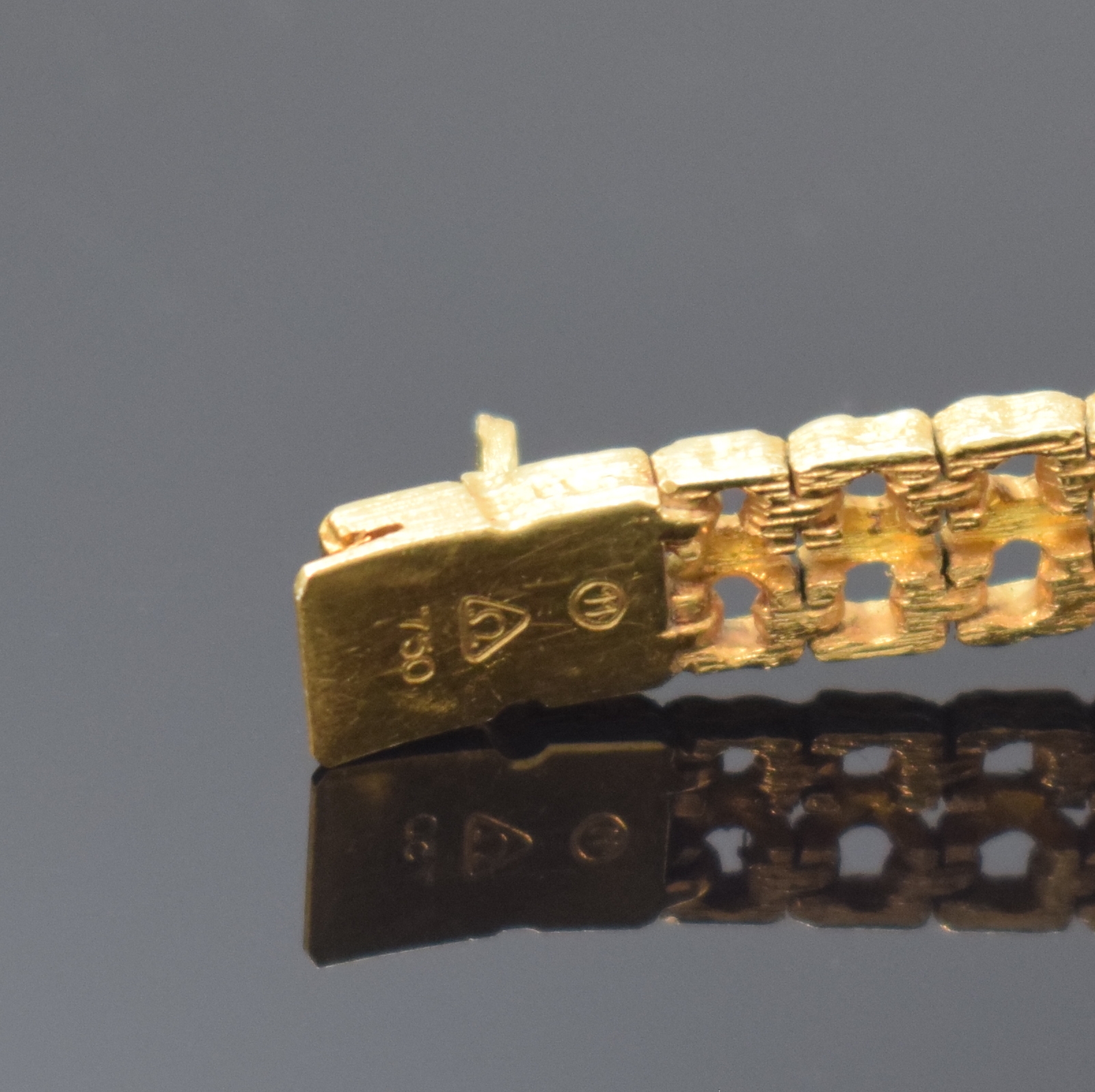 Detail b: OMEGA Damenarmbanduhr in GG 750/000, Schweiz um 1968, Handaufzug, Boden aufgedr., gold. Zifferbl. m. aufgel. Std.-Ind., schwarze Zeiger, rotverg. ...