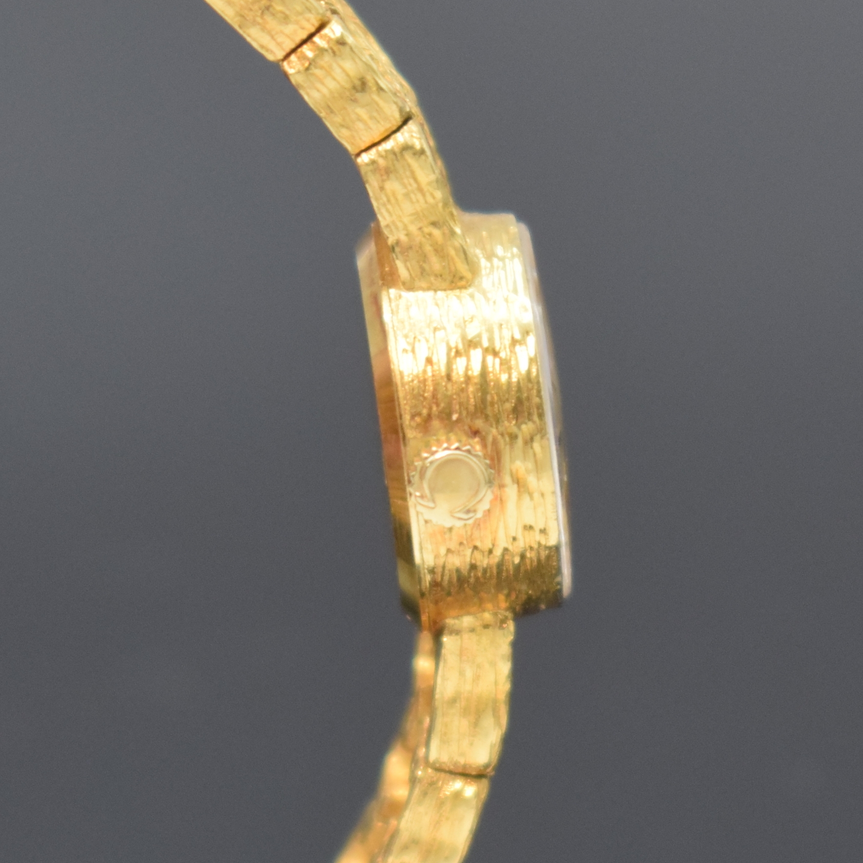Detail c: OMEGA Damenarmbanduhr in GG 750/000, Schweiz um 1968, Handaufzug, Boden aufgedr., gold. Zifferbl. m. aufgel. Std.-Ind., schwarze Zeiger, rotverg. ...