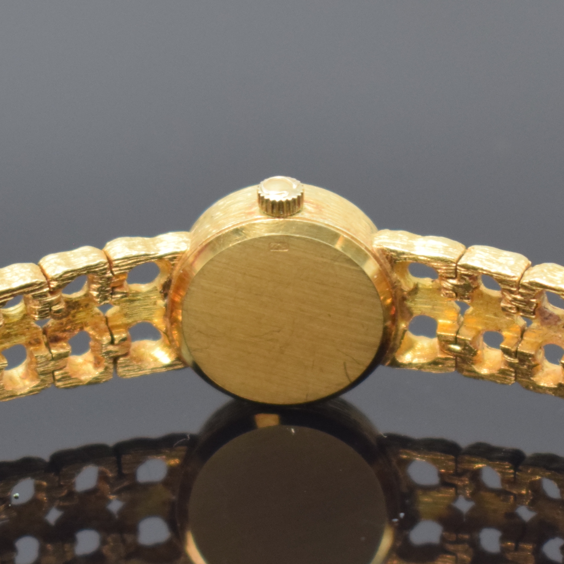 Detail d: OMEGA Damenarmbanduhr in GG 750/000, Schweiz um 1968, Handaufzug, Boden aufgedr., gold. Zifferbl. m. aufgel. Std.-Ind., schwarze Zeiger, rotverg. ...