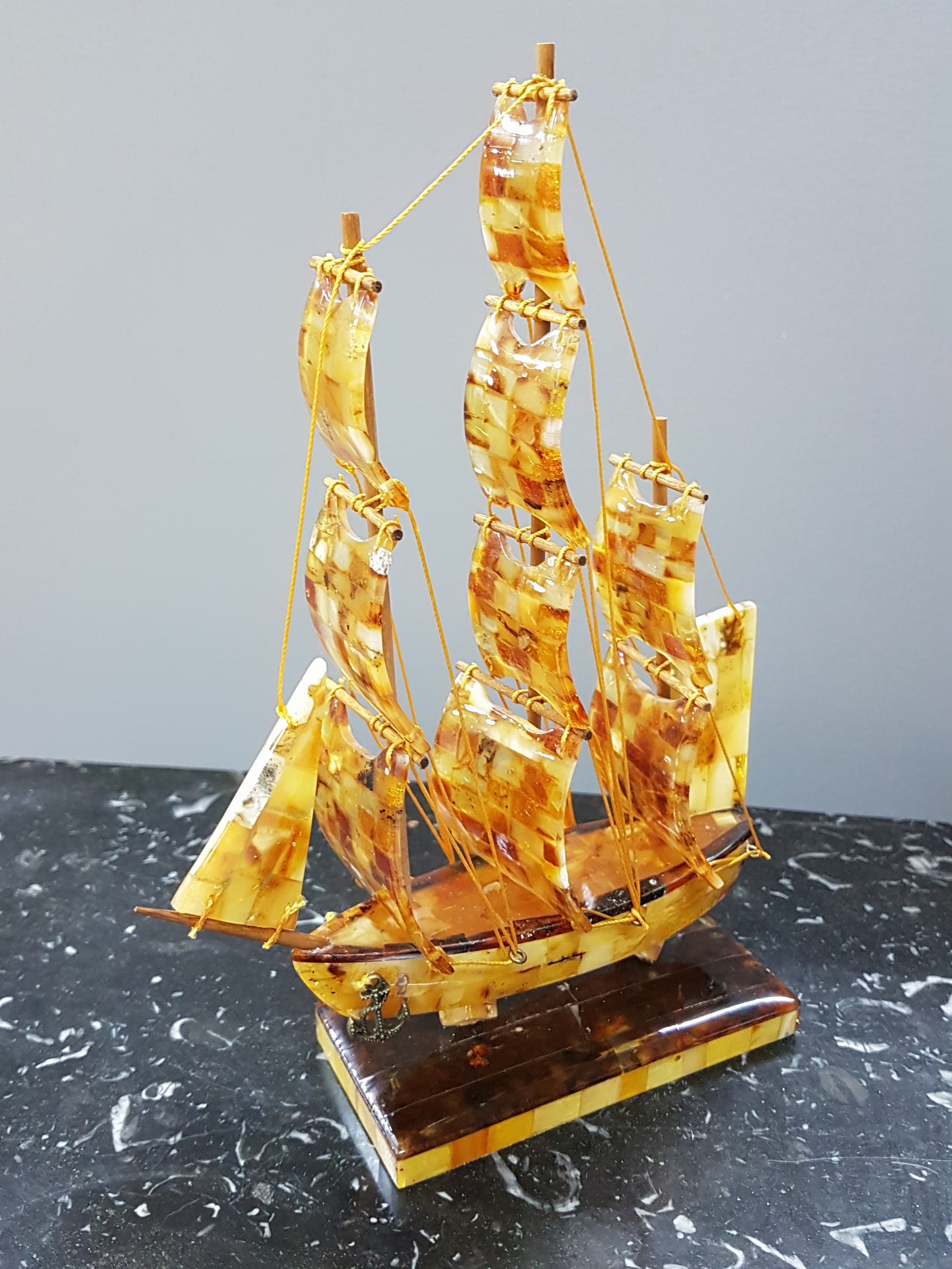 Detail a: Segelschiff Vintage, sog. Dreimaster, gefertigt aus ca. 49 Mio. J. altem Bernstein, handgefertigt aus echtem Royal-Honig-Cognac farbigem natürlich ...