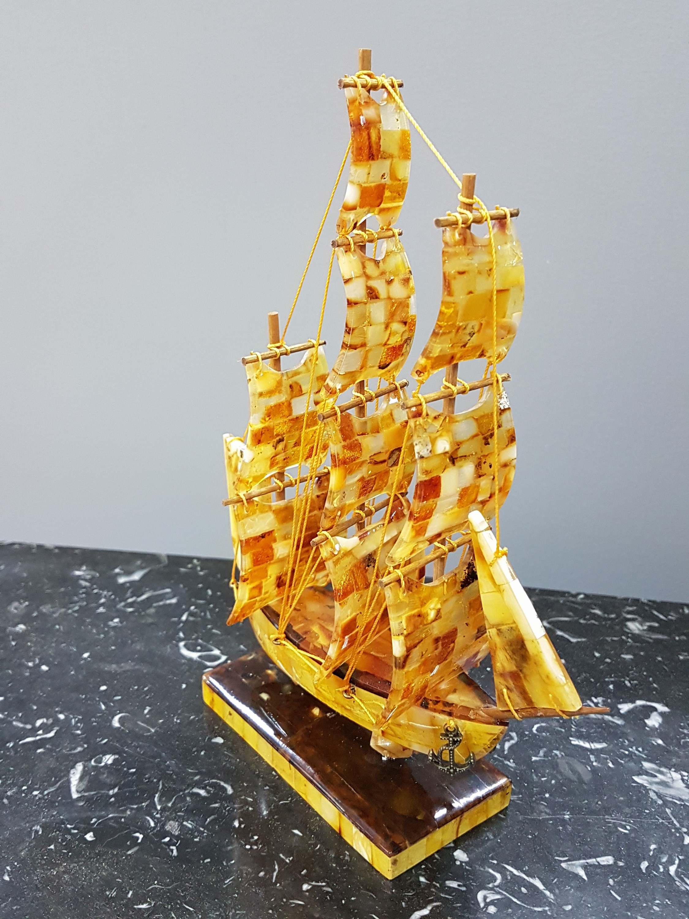 Detail b: Segelschiff Vintage, sog. Dreimaster, gefertigt aus ca. 49 Mio. J. altem Bernstein, handgefertigt aus echtem Royal-Honig-Cognac farbigem natürlich ...