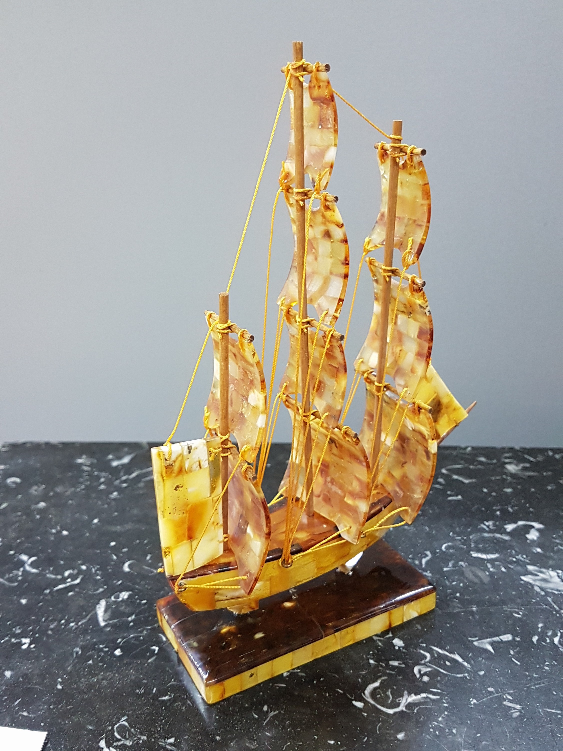 Detail c: Segelschiff Vintage, sog. Dreimaster, gefertigt aus ca. 49 Mio. J. altem Bernstein, handgefertigt aus echtem Royal-Honig-Cognac farbigem natürlich ...