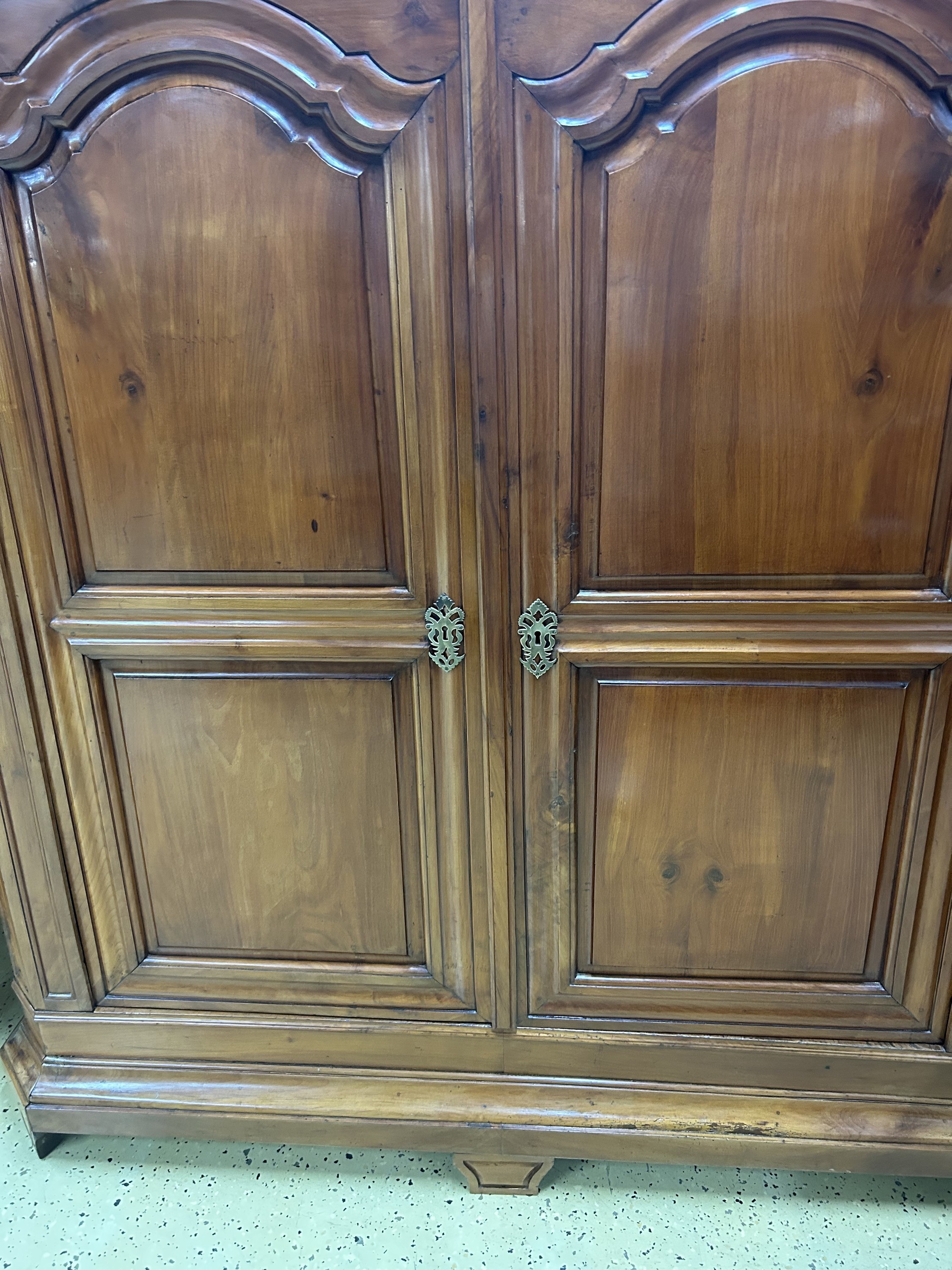 Detail a: Barock-Schrank, wohl Pfalz, um 1750/60, Kirschbaum massiv, Türen und Seiten mit Kissenfüllungen, Unterteil mit fünf konisch zulaufenden Füßen, ...