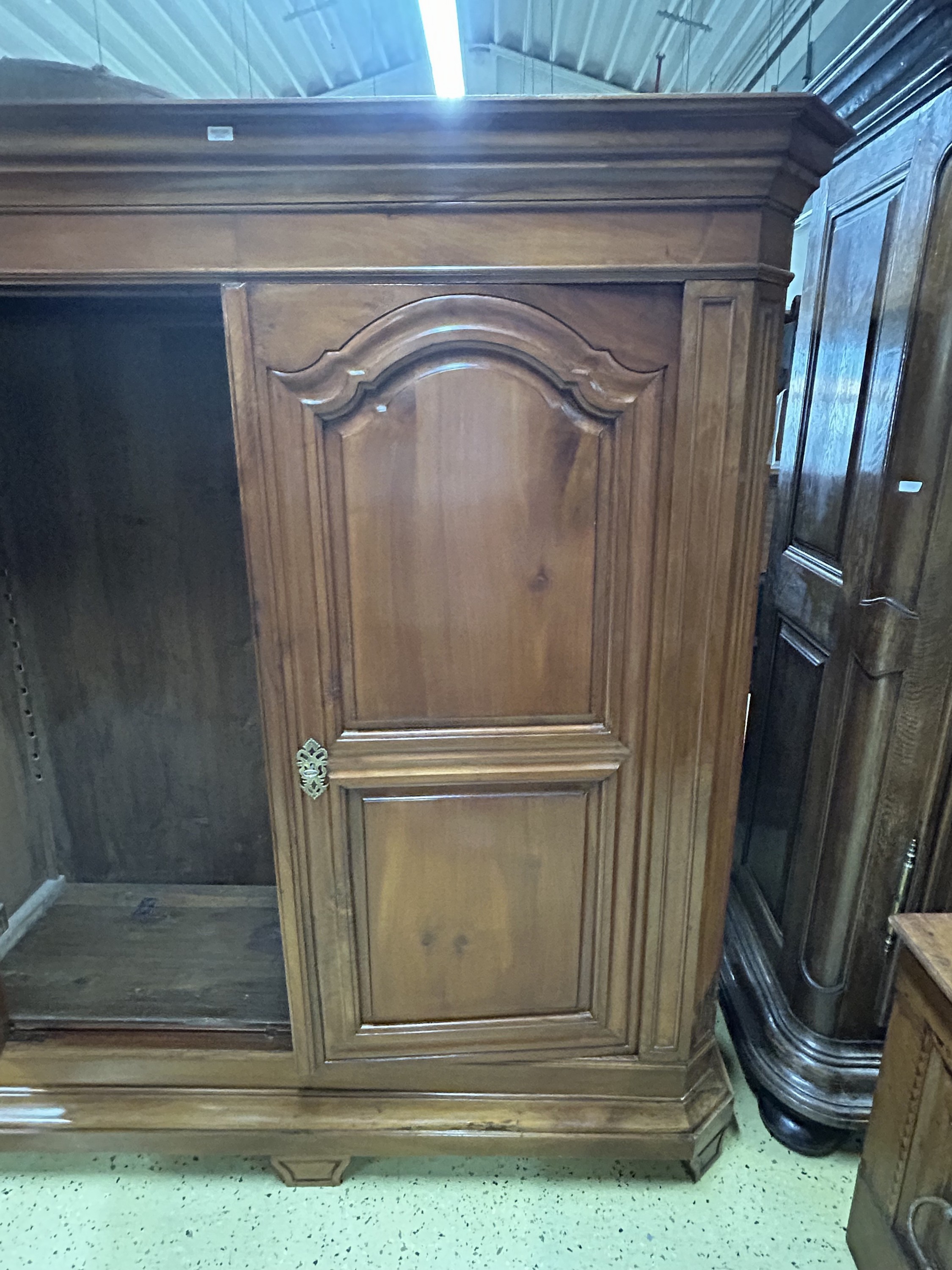 Detail b: Barock-Schrank, wohl Pfalz, um 1750/60, Kirschbaum massiv, Türen und Seiten mit Kissenfüllungen, Unterteil mit fünf konisch zulaufenden Füßen, ...