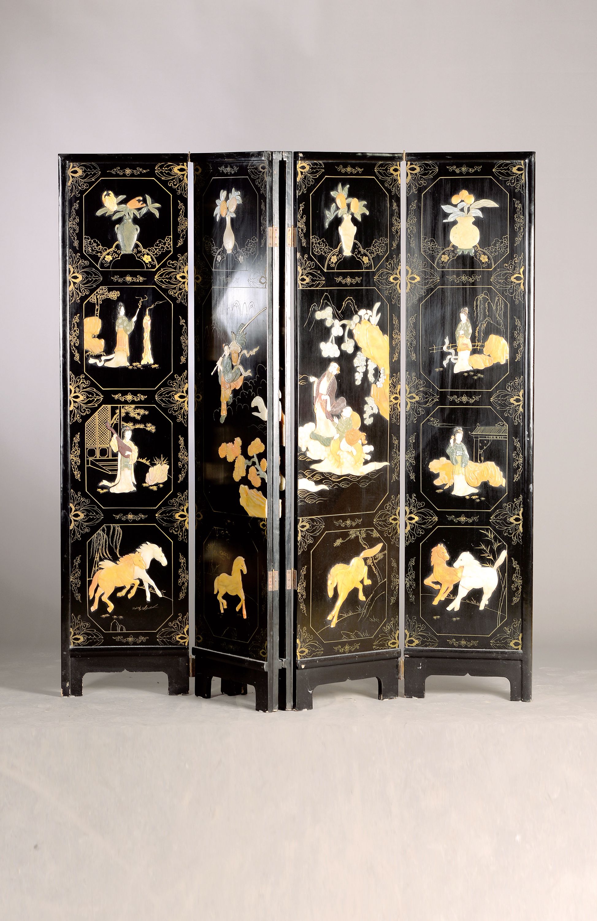 Paravent, China, 20.Jh., sechs Glieder, figürliche Darstellungen mit Specksteinen aufgesetzt, Bemalung vergoldet, aufgeklappt, ca. 183 x 258 cm, EZ 2