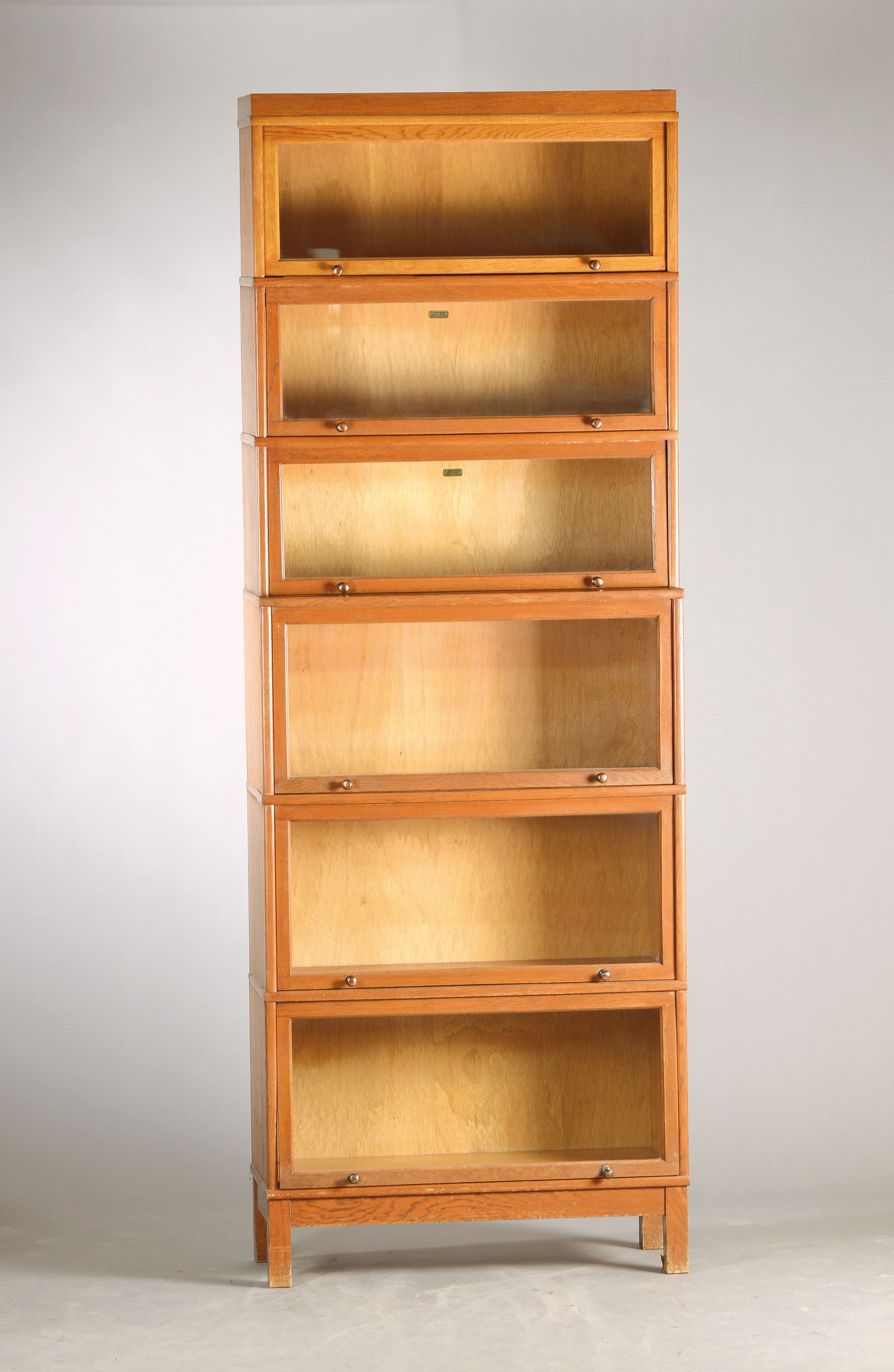 Bücherschrank, um 1920, aus der Werkstatt "Union Zeiss Frankfurt am Main", bestehend aus 6 Elementen mit jeweils einer Glasscheibenfront, ...