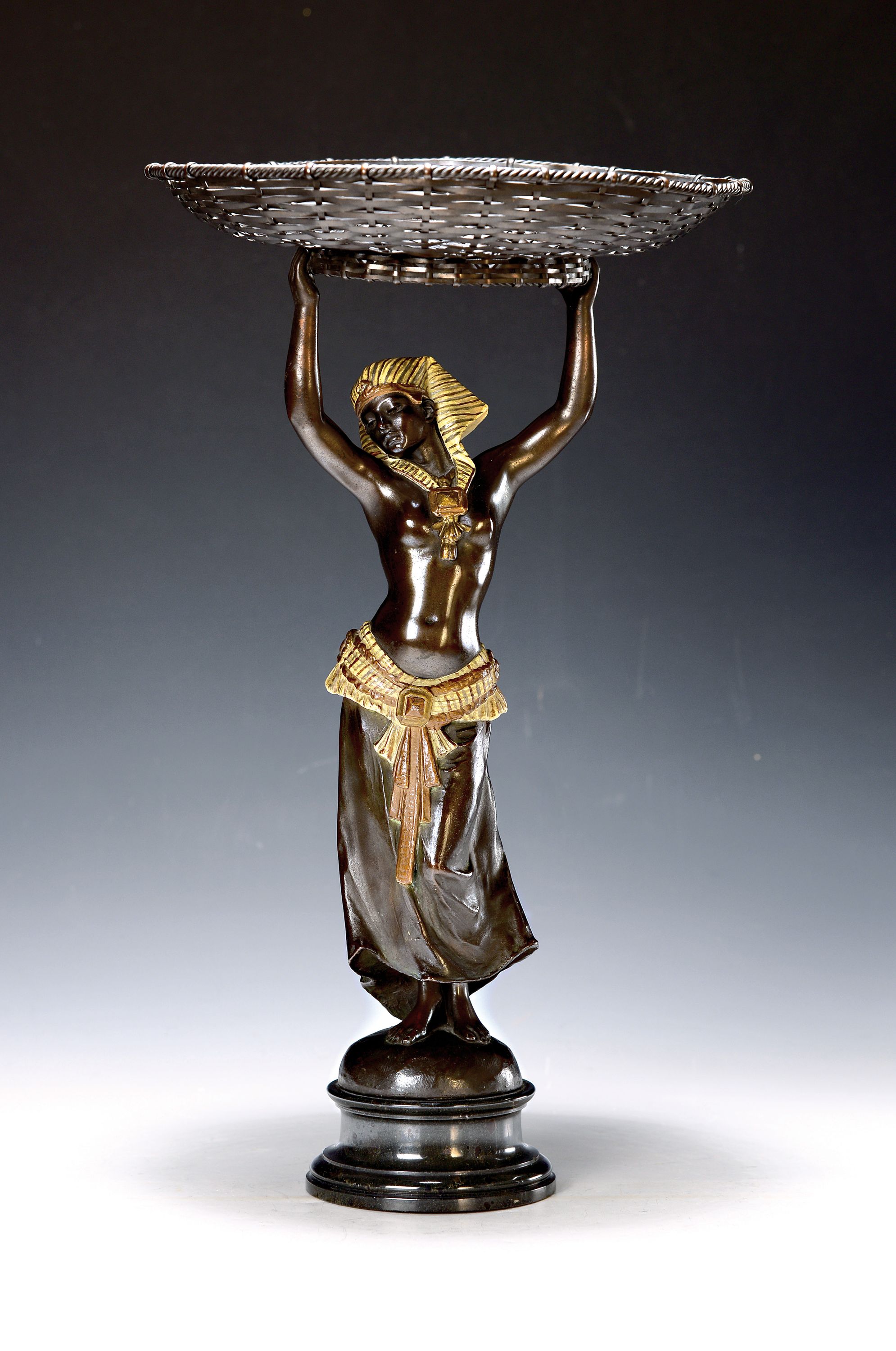 Anbietschale oder Vide poche, Frankreich, um 1910, in Form einer vollplastischen Ägypterin einen Korb über dem Kopf tragend, Metallguß bronze- und ...