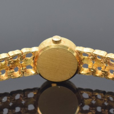 26780607d - OMEGA 18k yellow gold ladies wristwatch, Switzerland around 1968, manual winding, snap on case back, gold coloured dial with raised hour-indices, black hands, copper coloured movement calibre 650, 17 jewels, diameter approx. 14,5 mm, volume approx. 5,5 cm, weight approx. 31g, needs to be overhauled, condition 2