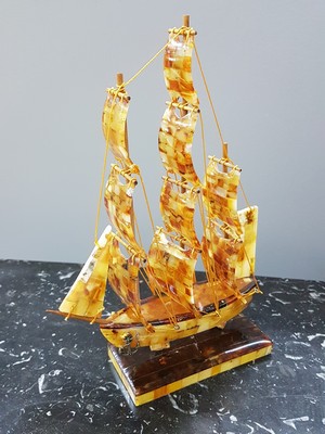 26780620a - Vintage sailing ship, so-called three-master, made from approx. 49 million years old amber, handmade from real royal honey cognac colored naturally (not pressed) amber, sail and hull made of high-quality mosaic work, approx. 21x14x4cm, 134 g, unique character