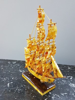 26780620b - Vintage sailing ship, so-called three-master, made from approx. 49 million years old amber, handmade from real royal honey cognac colored naturally (not pressed) amber, sail and hull made of high-quality mosaic work, approx. 21x14x4cm, 134 g, unique character