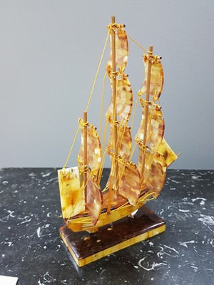 26780620c - Vintage sailing ship, so-called three-master, made from approx. 49 million years old amber, handmade from real royal honey cognac colored naturally (not pressed) amber, sail and hull made of high-quality mosaic work, approx. 21x14x4cm, 134 g, unique character